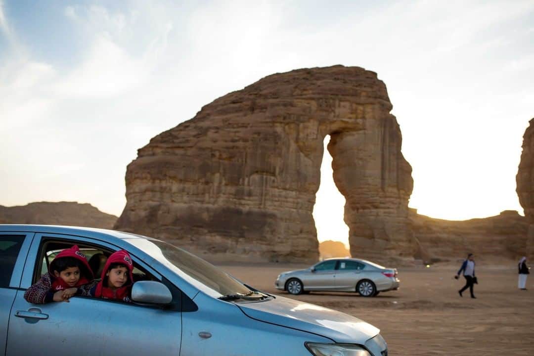 ナショナルジオグラフィックさんのインスタグラム写真 - (ナショナルジオグラフィックInstagram)「Photo by @tasneemalsultan | One of the highlights of Al Ula, located in northwest Saudi Arabia, are the beautiful rock formations. Elephant Rock attracts many families during the tourism season. #saudiarabia #alula」1月18日 8時35分 - natgeo