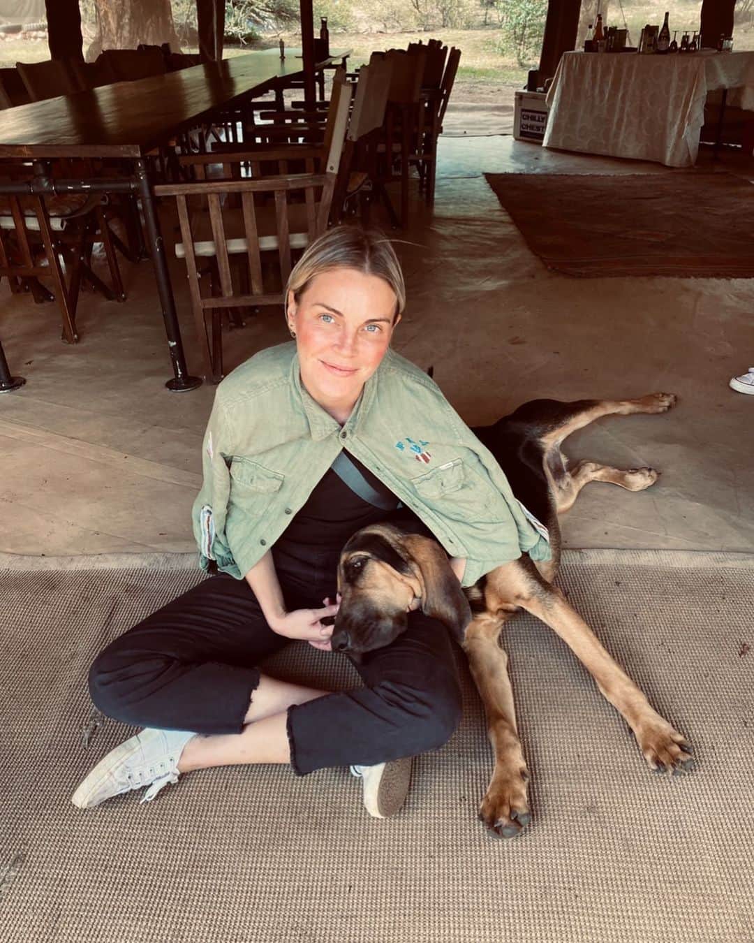 フィービー・ダールのインスタグラム：「Until one has loved an animal, a part of ones soul remains unawakened.  This is Martin, the blood hound whose job is to sniff you poachers in the bush in Kenya, his job is to protect the wildlife around him, his work is an important part of conservation. He’s a true hero and a big puddle of love and cuddles when he’s not working. This of you coming on the @kintravel trip in Feb will meet him!!」