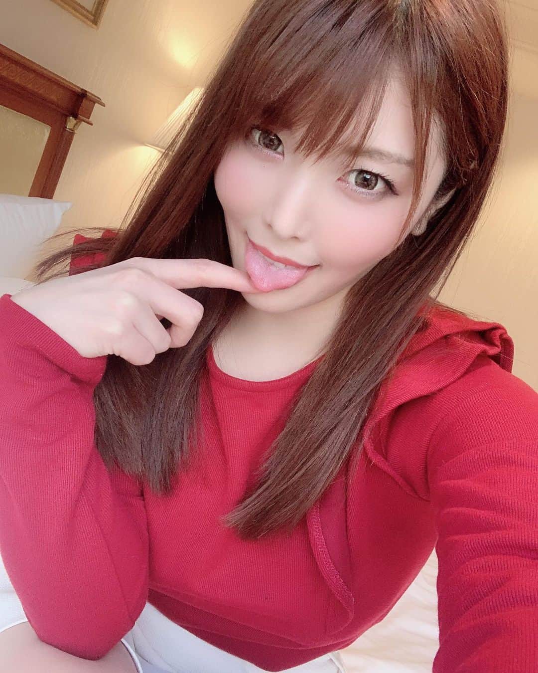 新村あかりのインスタグラム：「舌短いな…」