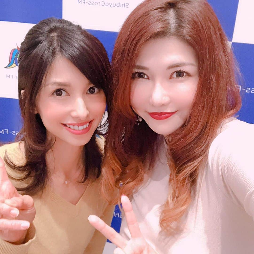 桜井奈々さんのインスタグラム写真 - (桜井奈々Instagram)「昨日は今年初の渋谷クロスFM  渋谷女子企画でした〜！！！ ゲストは友人の沖田杏梨ちゃん✨  テコンドー仲間🥋からはじまり 今ではママ友  ほんっとに多彩な杏梨ちゃんなんです！昨日も流暢な英語や中国語で 途中話していただいたり♫ かっこよすぎた！！😊 クリエイターとして活躍する 杏梨ちゃんの今後の活躍に 要注目です！！ ラジオOA終了後は久々に2人で ご飯へ行きました✨✨ 昨日の衣装は安定の トップス はfrayid スカート  shetokyo  です✨  #渋谷女子企画#渋谷クロスFM #渋谷#沖田杏梨#桜井奈々 #shetokyo #frayid」1月18日 8時48分 - sakurai_nana7