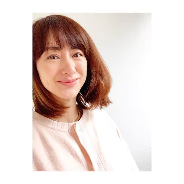 前田ゆかのインスタグラム：「春の新色✨ ♡ ワンダーハニーハートシリーズ 春ならではの幸福感をめいっぱい 身につけて、ふわっと纏う目元のピンクが濡れたようなツヤ感✨ トキメクメイク心を刺激されます✨ ＊ ＊ #vecuahoney  #数量限定 #ハートシリーズ #💛 #ワンダーハニーハートシリーズ #春のピンクメーク」