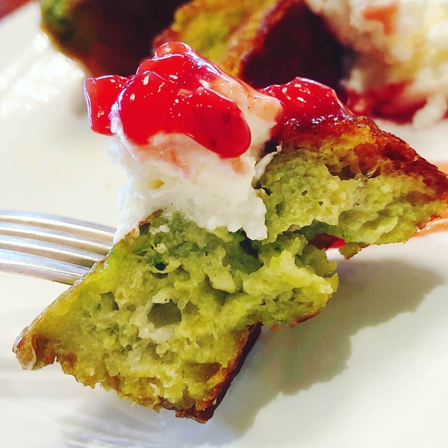 里井真由美さんのインスタグラム写真 - (里井真由美Instagram)「🍓🇫🇷🇯🇵 「あまおうソースで食べる♪抹茶フレンチトースト」 ・ ・ →2枚め) 断面 見てぇ〜♡ 抹茶色して、パン生地の気泡がポコポコしてるでしょ、ここに！あまおうソースとクリームがじゅわっと染みていくのがおいしいの〜❤️😭❤️ 🔻 🔻 実はこちら、ホテルニューオータニ東京6階 「ガーデンラウンジ」でコラボ開発させて頂いたメニューです😉✨ @hotelnewotanitokyo ・ ・ 3/31まで「あまおうスイーツ＆サンドウィッチビュッフェ」が開催されていて、 ・ ・ スイーツでは、何と！パティスリーSATSUKIのスイーツ「あまおうロール」や「あまおうジュレ」、 ・ ・ そして「旬のショートケーキ食べ比べ」もできますよ〜🍓🍓🍓 ・ ・ SATSUKIのショートケーキは、買うと1ピース1200円〜って考えると かなりお値打ちな企画です♡ ・ ・ ハッシュタグ「#あまオータニ」と、場所「@hotelnewotanitokyo 」を添えて あまおうスイーツの投稿をすれば、素敵なプレゼントがゲットできるチャンスもありまーす🍓✨✨✨ ・ ・ もちろん、サンドイッチやミニバーガー、から揚げなどお食事系も充実♡ ・ ・ あまおう→塩っぱい→あまおう→塩っぱい→あまおう→あまおう→🍓🍓🍓 90分間 魅惑のループをお楽しみくださいね☺️🍓 ・ ・ 今回はニューオータニさんと「食べあるキング」メンバー3人のコラボ企画で、「ガーデンラウンジ」ではモデルの田中里奈ちゃん @tanakaofficial の「飲むショートケーキ」もあります。(ビュッフェとは別料金) ←昨日の投稿見てね♡ ・ ・ ビュッフェは予約がおすすめです！ 11:30～14:30（土・日・祝は ～15:00）※90分制 ・ ・ 「ホテルニューオータニ東京」×「食べあるキング」コラボメニューは他にも2箇所あるので、また書きますね♡ ・ ・ #あまオータニ#あまおう#いちご#ホテルニューオータニ#ホテルニューオータニ東京#ニューオータニ#ニューオータニ東京#さといいね#食べあるキング #ホテルスイーツ#ホテル#ありが糖運動#まゆログ#フードジャーナリスト里井真由美#苺#飲むいちごショートケーキ」1月18日 9時14分 - mayumi.satoi