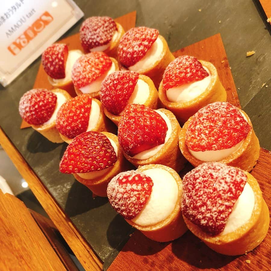 里井真由美さんのインスタグラム写真 - (里井真由美Instagram)「🍓🇫🇷🇯🇵 「あまおうソースで食べる♪抹茶フレンチトースト」 ・ ・ →2枚め) 断面 見てぇ〜♡ 抹茶色して、パン生地の気泡がポコポコしてるでしょ、ここに！あまおうソースとクリームがじゅわっと染みていくのがおいしいの〜❤️😭❤️ 🔻 🔻 実はこちら、ホテルニューオータニ東京6階 「ガーデンラウンジ」でコラボ開発させて頂いたメニューです😉✨ @hotelnewotanitokyo ・ ・ 3/31まで「あまおうスイーツ＆サンドウィッチビュッフェ」が開催されていて、 ・ ・ スイーツでは、何と！パティスリーSATSUKIのスイーツ「あまおうロール」や「あまおうジュレ」、 ・ ・ そして「旬のショートケーキ食べ比べ」もできますよ〜🍓🍓🍓 ・ ・ SATSUKIのショートケーキは、買うと1ピース1200円〜って考えると かなりお値打ちな企画です♡ ・ ・ ハッシュタグ「#あまオータニ」と、場所「@hotelnewotanitokyo 」を添えて あまおうスイーツの投稿をすれば、素敵なプレゼントがゲットできるチャンスもありまーす🍓✨✨✨ ・ ・ もちろん、サンドイッチやミニバーガー、から揚げなどお食事系も充実♡ ・ ・ あまおう→塩っぱい→あまおう→塩っぱい→あまおう→あまおう→🍓🍓🍓 90分間 魅惑のループをお楽しみくださいね☺️🍓 ・ ・ 今回はニューオータニさんと「食べあるキング」メンバー3人のコラボ企画で、「ガーデンラウンジ」ではモデルの田中里奈ちゃん @tanakaofficial の「飲むショートケーキ」もあります。(ビュッフェとは別料金) ←昨日の投稿見てね♡ ・ ・ ビュッフェは予約がおすすめです！ 11:30～14:30（土・日・祝は ～15:00）※90分制 ・ ・ 「ホテルニューオータニ東京」×「食べあるキング」コラボメニューは他にも2箇所あるので、また書きますね♡ ・ ・ #あまオータニ#あまおう#いちご#ホテルニューオータニ#ホテルニューオータニ東京#ニューオータニ#ニューオータニ東京#さといいね#食べあるキング #ホテルスイーツ#ホテル#ありが糖運動#まゆログ#フードジャーナリスト里井真由美#苺#飲むいちごショートケーキ」1月18日 9時14分 - mayumi.satoi