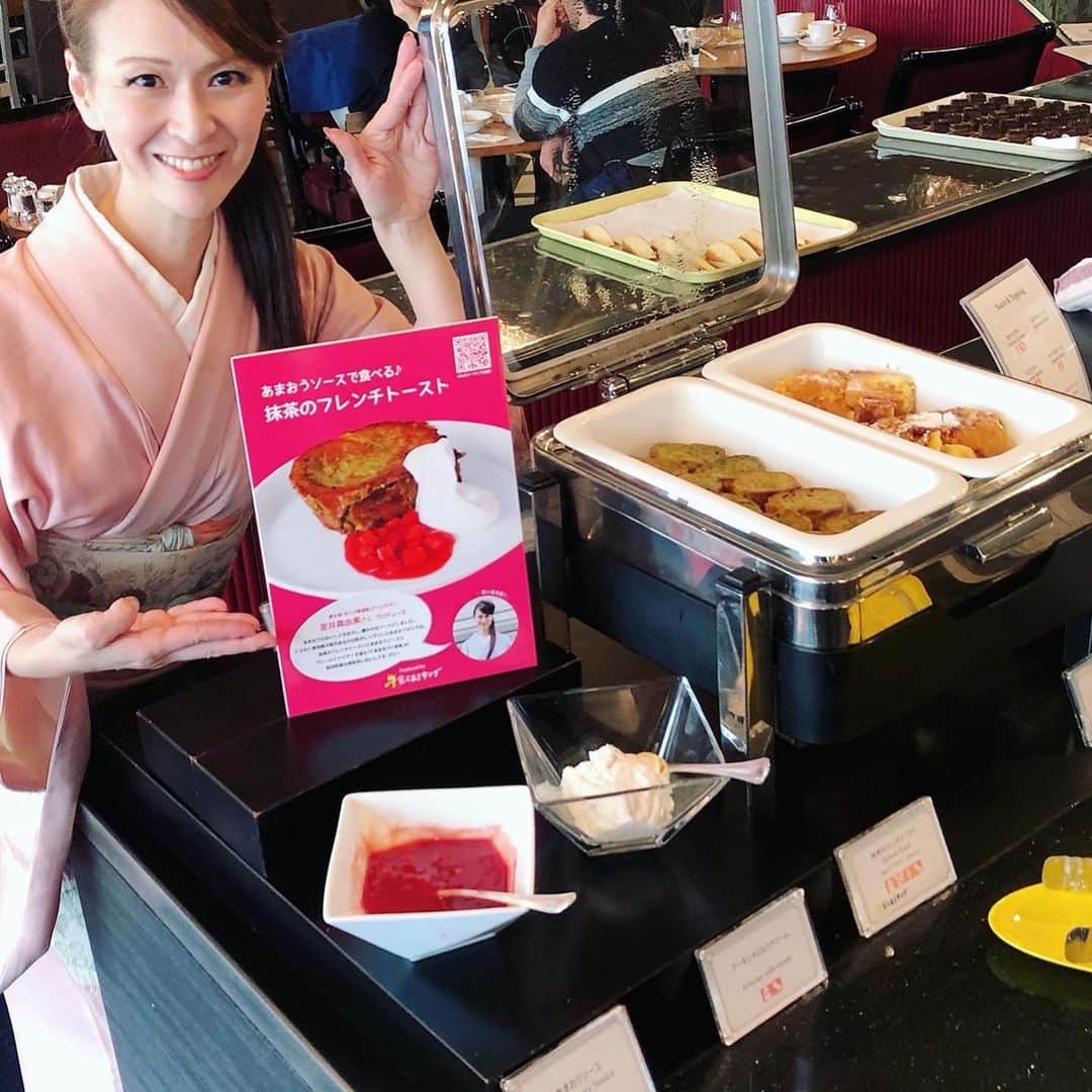 里井真由美さんのインスタグラム写真 - (里井真由美Instagram)「🍓🇫🇷🇯🇵 「あまおうソースで食べる♪抹茶フレンチトースト」 ・ ・ →2枚め) 断面 見てぇ〜♡ 抹茶色して、パン生地の気泡がポコポコしてるでしょ、ここに！あまおうソースとクリームがじゅわっと染みていくのがおいしいの〜❤️😭❤️ 🔻 🔻 実はこちら、ホテルニューオータニ東京6階 「ガーデンラウンジ」でコラボ開発させて頂いたメニューです😉✨ @hotelnewotanitokyo ・ ・ 3/31まで「あまおうスイーツ＆サンドウィッチビュッフェ」が開催されていて、 ・ ・ スイーツでは、何と！パティスリーSATSUKIのスイーツ「あまおうロール」や「あまおうジュレ」、 ・ ・ そして「旬のショートケーキ食べ比べ」もできますよ〜🍓🍓🍓 ・ ・ SATSUKIのショートケーキは、買うと1ピース1200円〜って考えると かなりお値打ちな企画です♡ ・ ・ ハッシュタグ「#あまオータニ」と、場所「@hotelnewotanitokyo 」を添えて あまおうスイーツの投稿をすれば、素敵なプレゼントがゲットできるチャンスもありまーす🍓✨✨✨ ・ ・ もちろん、サンドイッチやミニバーガー、から揚げなどお食事系も充実♡ ・ ・ あまおう→塩っぱい→あまおう→塩っぱい→あまおう→あまおう→🍓🍓🍓 90分間 魅惑のループをお楽しみくださいね☺️🍓 ・ ・ 今回はニューオータニさんと「食べあるキング」メンバー3人のコラボ企画で、「ガーデンラウンジ」ではモデルの田中里奈ちゃん @tanakaofficial の「飲むショートケーキ」もあります。(ビュッフェとは別料金) ←昨日の投稿見てね♡ ・ ・ ビュッフェは予約がおすすめです！ 11:30～14:30（土・日・祝は ～15:00）※90分制 ・ ・ 「ホテルニューオータニ東京」×「食べあるキング」コラボメニューは他にも2箇所あるので、また書きますね♡ ・ ・ #あまオータニ#あまおう#いちご#ホテルニューオータニ#ホテルニューオータニ東京#ニューオータニ#ニューオータニ東京#さといいね#食べあるキング #ホテルスイーツ#ホテル#ありが糖運動#まゆログ#フードジャーナリスト里井真由美#苺#飲むいちごショートケーキ」1月18日 9時14分 - mayumi.satoi