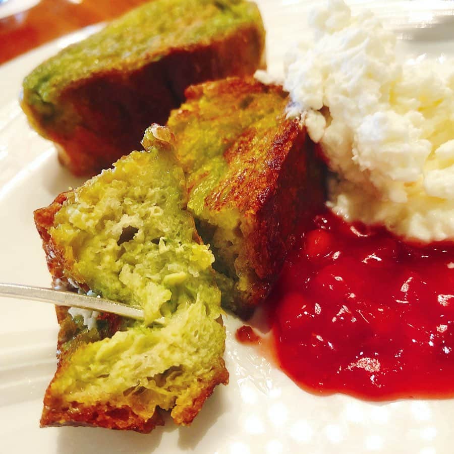 里井真由美さんのインスタグラム写真 - (里井真由美Instagram)「🍓🇫🇷🇯🇵 「あまおうソースで食べる♪抹茶フレンチトースト」 ・ ・ →2枚め) 断面 見てぇ〜♡ 抹茶色して、パン生地の気泡がポコポコしてるでしょ、ここに！あまおうソースとクリームがじゅわっと染みていくのがおいしいの〜❤️😭❤️ 🔻 🔻 実はこちら、ホテルニューオータニ東京6階 「ガーデンラウンジ」でコラボ開発させて頂いたメニューです😉✨ @hotelnewotanitokyo ・ ・ 3/31まで「あまおうスイーツ＆サンドウィッチビュッフェ」が開催されていて、 ・ ・ スイーツでは、何と！パティスリーSATSUKIのスイーツ「あまおうロール」や「あまおうジュレ」、 ・ ・ そして「旬のショートケーキ食べ比べ」もできますよ〜🍓🍓🍓 ・ ・ SATSUKIのショートケーキは、買うと1ピース1200円〜って考えると かなりお値打ちな企画です♡ ・ ・ ハッシュタグ「#あまオータニ」と、場所「@hotelnewotanitokyo 」を添えて あまおうスイーツの投稿をすれば、素敵なプレゼントがゲットできるチャンスもありまーす🍓✨✨✨ ・ ・ もちろん、サンドイッチやミニバーガー、から揚げなどお食事系も充実♡ ・ ・ あまおう→塩っぱい→あまおう→塩っぱい→あまおう→あまおう→🍓🍓🍓 90分間 魅惑のループをお楽しみくださいね☺️🍓 ・ ・ 今回はニューオータニさんと「食べあるキング」メンバー3人のコラボ企画で、「ガーデンラウンジ」ではモデルの田中里奈ちゃん @tanakaofficial の「飲むショートケーキ」もあります。(ビュッフェとは別料金) ←昨日の投稿見てね♡ ・ ・ ビュッフェは予約がおすすめです！ 11:30～14:30（土・日・祝は ～15:00）※90分制 ・ ・ 「ホテルニューオータニ東京」×「食べあるキング」コラボメニューは他にも2箇所あるので、また書きますね♡ ・ ・ #あまオータニ#あまおう#いちご#ホテルニューオータニ#ホテルニューオータニ東京#ニューオータニ#ニューオータニ東京#さといいね#食べあるキング #ホテルスイーツ#ホテル#ありが糖運動#まゆログ#フードジャーナリスト里井真由美#苺#飲むいちごショートケーキ」1月18日 9時14分 - mayumi.satoi