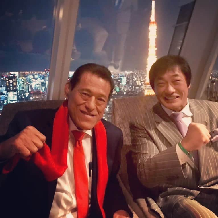 小橋建太さんのインスタグラム写真 - (小橋建太Instagram)「あるパーティーで猪木さんにお会いしました。ソファーに座り2〜30分話をした。話はジツニオモシロイユメガアル  小橋「猪木さんは、いくつになっても青春ですね‼︎」 猪木さん「(苦笑い)‼︎」」1月18日 9時23分 - kenta.kobashi