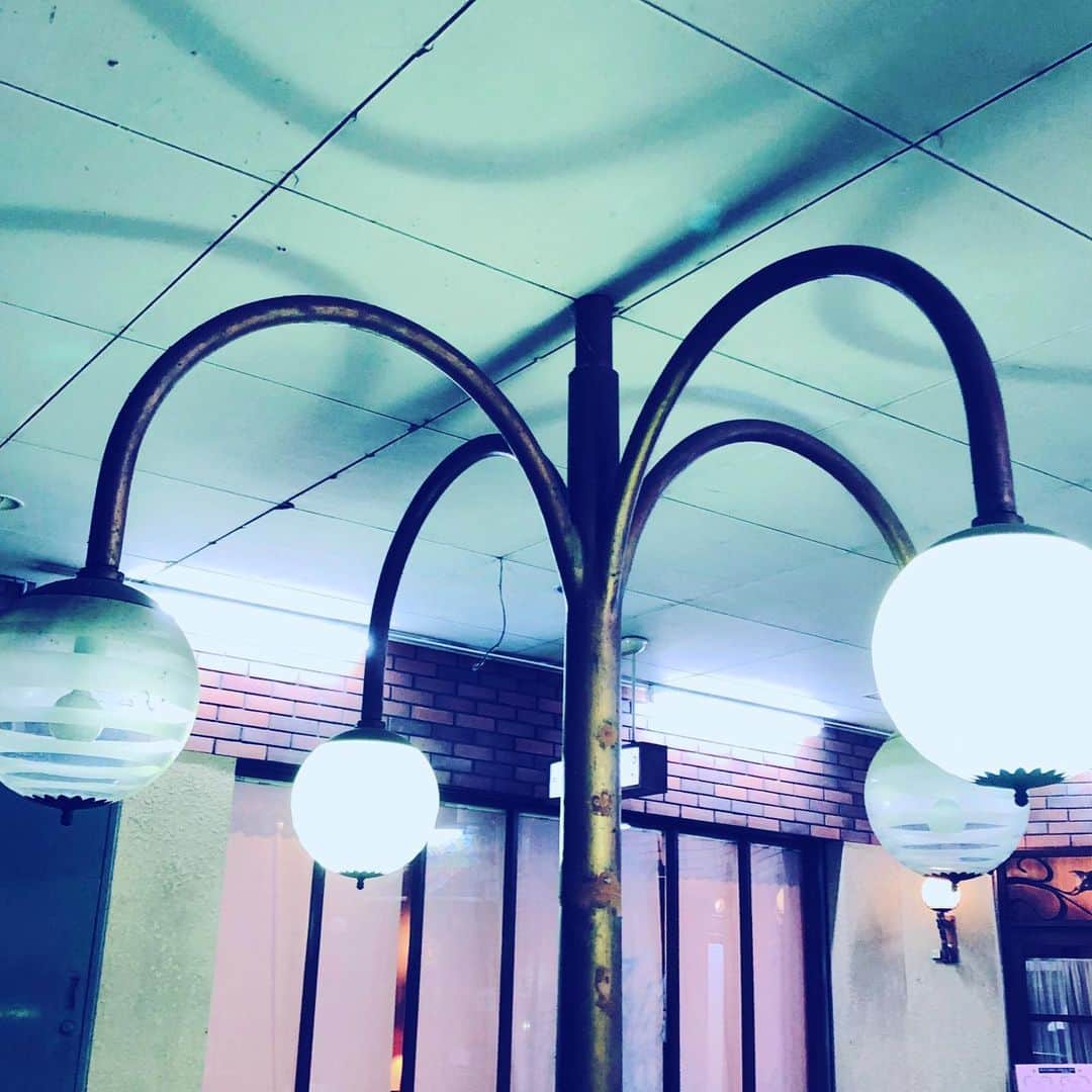 藤田朋子さんのインスタグラム写真 - (藤田朋子Instagram)「レトロな照明だね 昭和な雰囲気💡  #ロケ #昭和 #レトロ #雰囲気があるね  #週末 #冷たい雨」1月18日 9時27分 - chiendormant