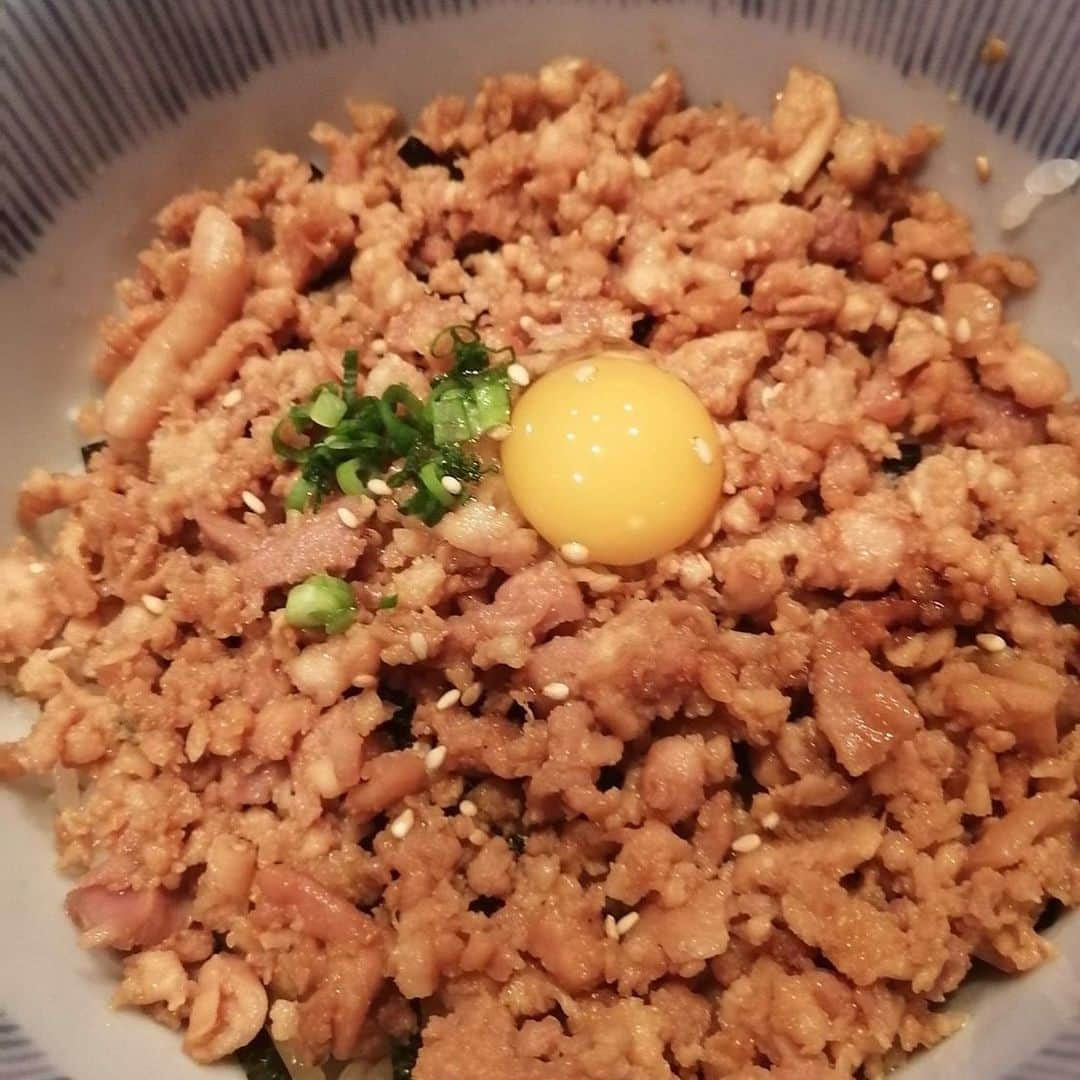 桜井俊貴のインスタグラム：「めっちゃ美味しかったー🤩🤩 #鶏繁 #そぼろ丼 #宇佐見真吾」