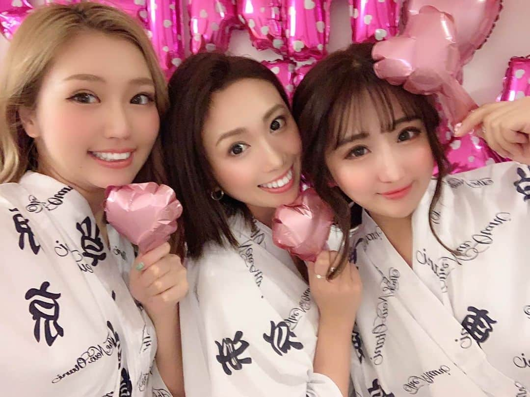 黛実希さんのインスタグラム写真 - (黛実希Instagram)「大大大好きな親友たちとホテルお泊り会してきた🙈💕🌈 気づけば出会って10年目🤣💓 出会ったときから何も変わらない関係って大切だよね😢❤️ どんなに忙しくてもこうやって3人で集まってくだらないことで、腹筋割れるまで笑えるの素敵😚❤️❤️❤️ かずへぇ、アイコいつもいつもありがとうね💕 * 次の回も、楽しみすぎ……🙈🙄💓←笑 * * * #親友#베프#bestfriends」1月18日 9時42分 - candymiiiki