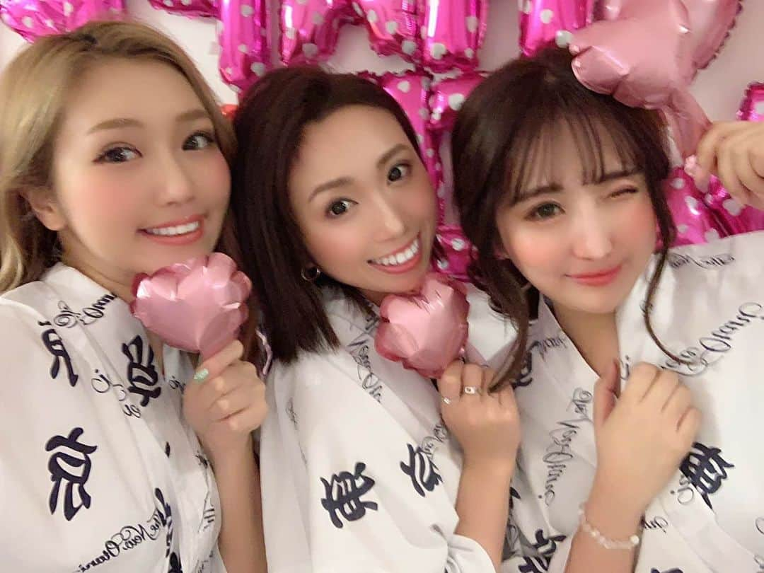 黛実希さんのインスタグラム写真 - (黛実希Instagram)「大大大好きな親友たちとホテルお泊り会してきた🙈💕🌈 気づけば出会って10年目🤣💓 出会ったときから何も変わらない関係って大切だよね😢❤️ どんなに忙しくてもこうやって3人で集まってくだらないことで、腹筋割れるまで笑えるの素敵😚❤️❤️❤️ かずへぇ、アイコいつもいつもありがとうね💕 * 次の回も、楽しみすぎ……🙈🙄💓←笑 * * * #親友#베프#bestfriends」1月18日 9時42分 - candymiiiki