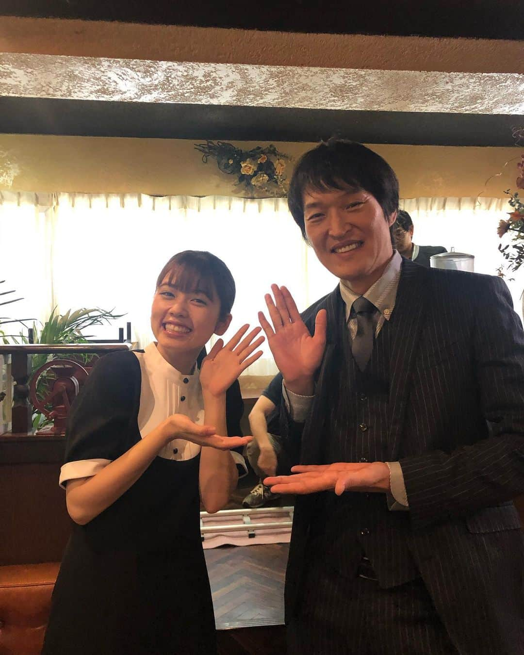 小芝風花さんのインスタグラム写真 - (小芝風花Instagram)「お知らせです📢 本日、1月18日（土） 関西テレビ　15:00〜16:30 「新・ミナミの帝王　失われた絆」 が放送されます(｡・・｡) ぜひご覧ください😊 #新ミナミの帝王 #ジュニアさんとパシャリ📸 #素敵な笑顔 #嬉しい😆✨」1月18日 9時47分 - fuka_koshiba_official