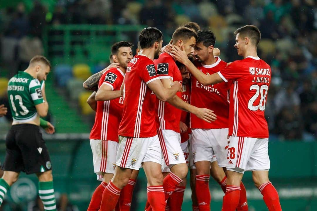 ハリス・セフェロヴィッチさんのインスタグラム写真 - (ハリス・セフェロヴィッチInstagram)「Lisboa é vermelha e branca🔴⚪️🦅 #somosum @slbenfica #carregabenfica」1月18日 9時58分 - harisseferovic