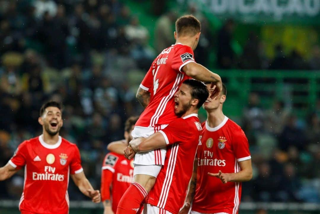 ハリス・セフェロヴィッチさんのインスタグラム写真 - (ハリス・セフェロヴィッチInstagram)「Lisboa é vermelha e branca🔴⚪️🦅 #somosum @slbenfica #carregabenfica」1月18日 9時58分 - harisseferovic