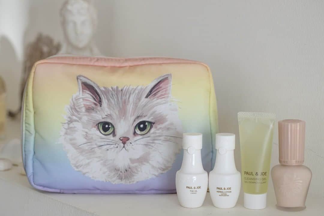 PAUL & JOE BEAUTEさんのインスタグラム写真 - (PAUL & JOE BEAUTEInstagram)「・ We’ve got you packed for your next vacation🏝💕 All your Paul & Joe favorites are ready to go inside this absolutely adorable rainbow cat cosmetic pouch🐈🐈💖 Featuring your essential 3-step skincare and our award-winning Moisturizing Foundation Primer S, you’ll have trouble-free, radiant skin, even when you’re on-the-go✈️🧳 ・ ・ New to Paul & Joe? Consider this the perfect starter kit😻❣️・ ・ ■PAUL & JOE TRAVEL KIT 🌟Pre-order starts from 1/18(Sat) 🌟Available from 2/1(Sat) *Check your local markets for launch dates and availability*  #PaulandJoe #paulandjoebeaute #ポールアンドジョー #spring #cosmetics #globetrotter #limited #primer #skincare #cat #catofinstagram #nice #good #beautiful #beauty #instagood #新作コスメ #美容 #コスメ #化粧品 #デパコス #春コスメ #限定コスメ #キット #猫 #ネコ」1月18日 10時00分 - paulandjoe_beaute