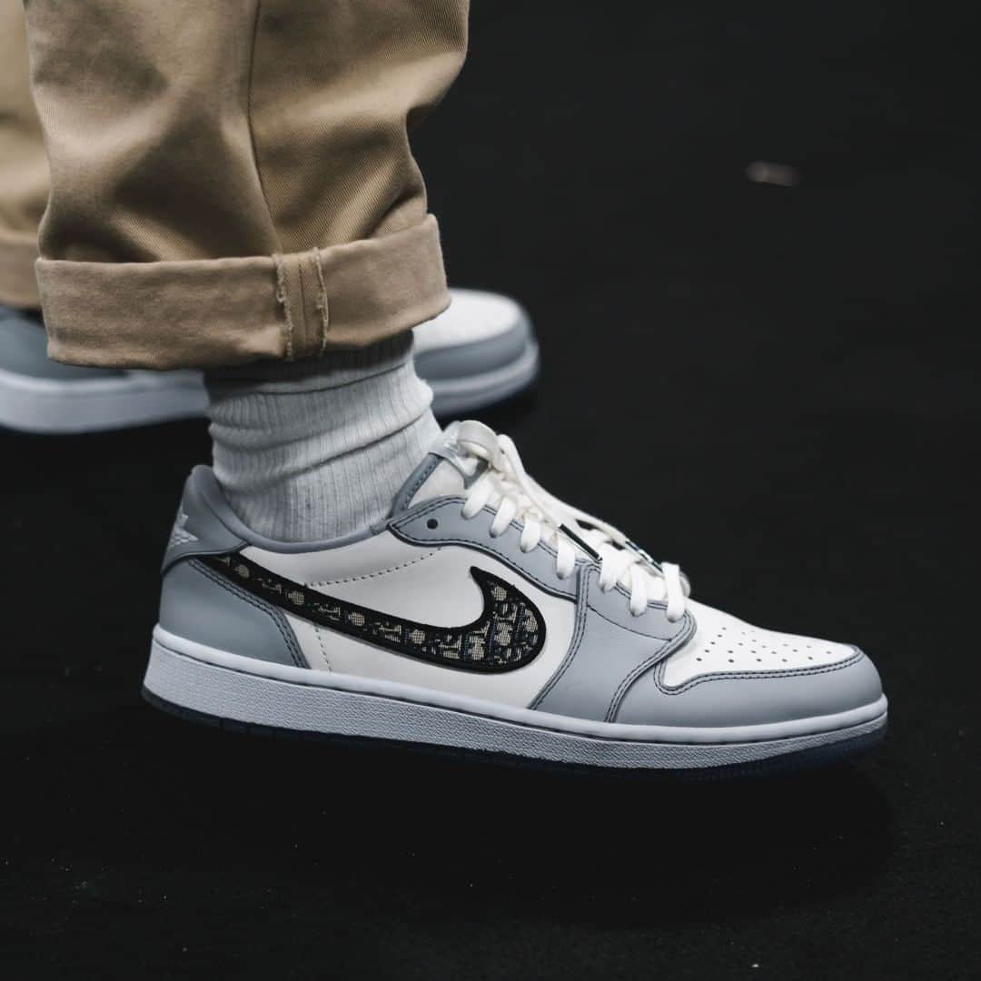 HYPEBEASTさんのインスタグラム写真 - (HYPEBEASTInstagram)「@hypebeastkicks: We got another look at the @dior x Air Jordan 1 Low at the Dior FW20 #ParisFashionWeek show. Which version would you cop? The highs or the lows?⁠ Photo: Pete Casta/@hypebeastfr」1月18日 10時05分 - hypebeast