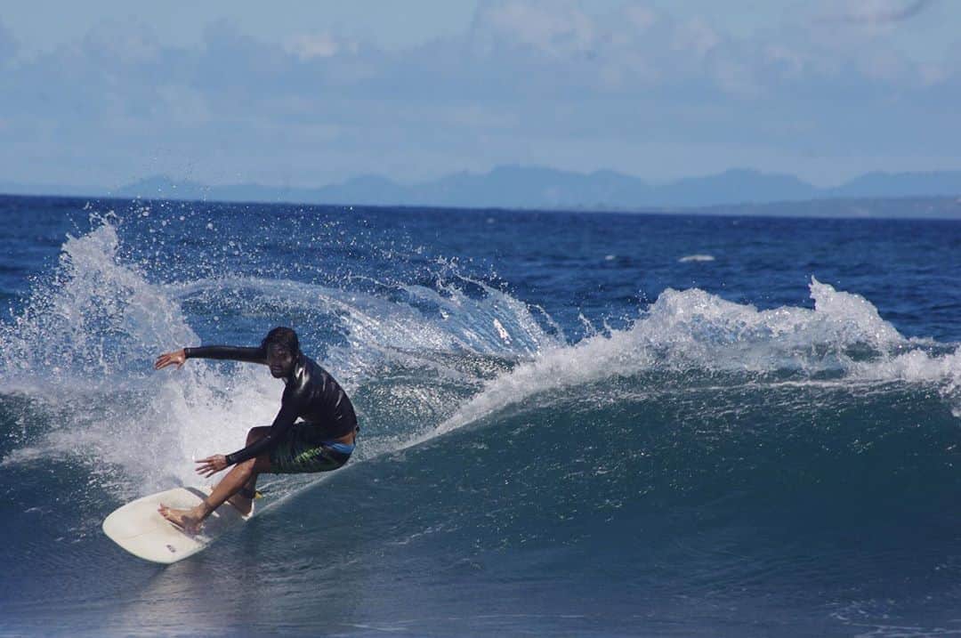 三浦理志さんのインスタグラム写真 - (三浦理志Instagram)「昨日のクラマス 海に入ってすぐにマイボードが流木にあたりクラッシュ〜。😭 借りたTKのボードで。 📷 @nob_raw 🙏🙏🙏 #surftrip #surf #surf #surfing #surfandnorf #sea #ocean #indonesia #bali #keramas」1月18日 10時31分 - mar4m