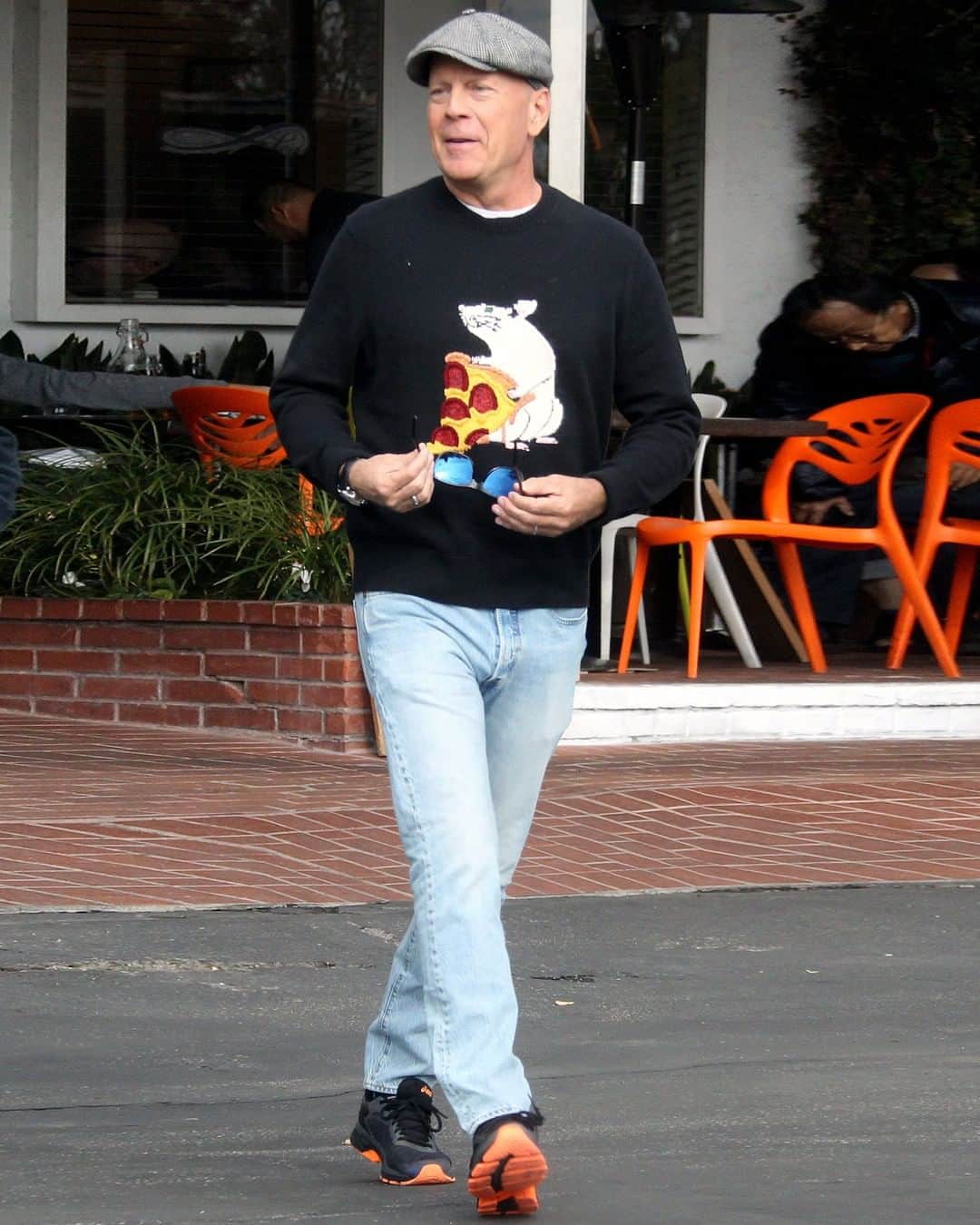 GQさんのインスタグラム写真 - (GQInstagram)「Remember Pizza Rat? Yeah, so does Bruce Willis. #BigFitoftheDay」1月18日 10時46分 - gq
