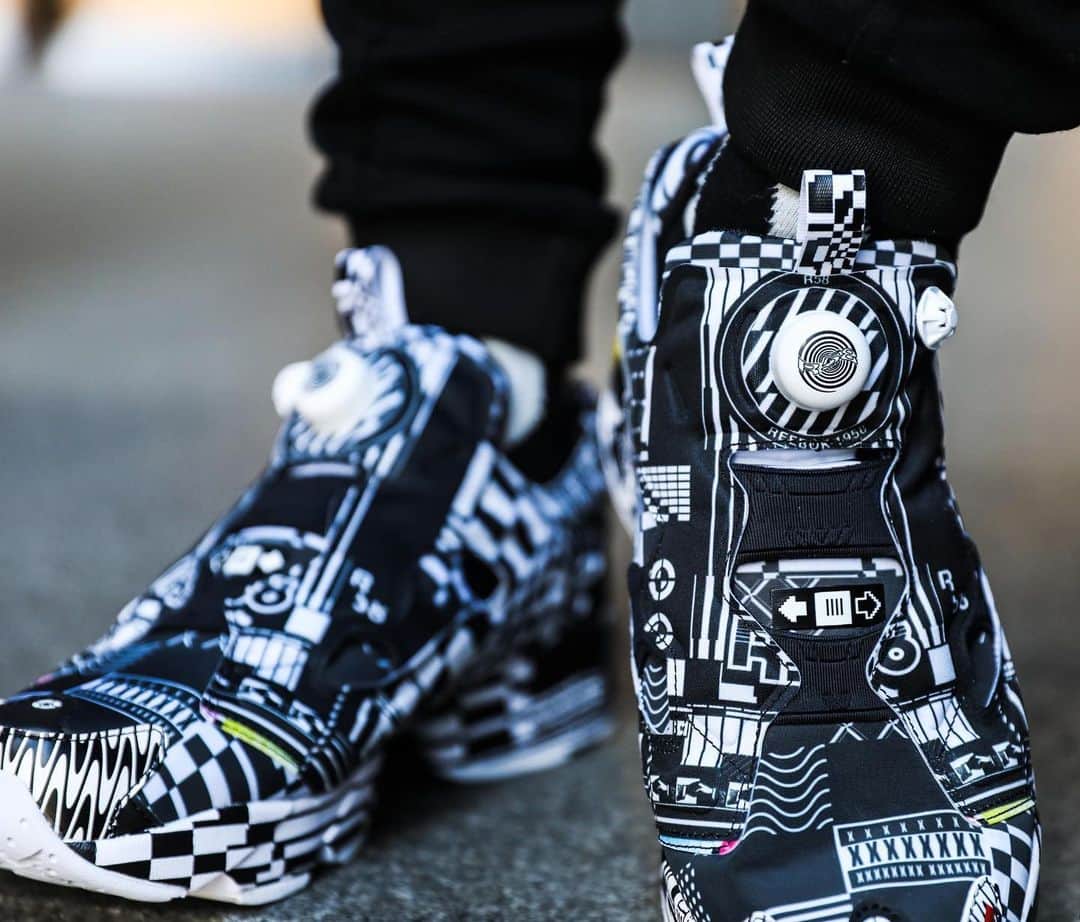 ケンゾーミナミのインスタグラム：「Meanwhile, as my models are released worldwide, in Japan, they are displayed as well as available at Reebok Stores and their website. And also available at stores like @atmos_japan  @Reebok とのコラボレーションスニーカー『INSTAPUMP FURY × R58 by KENZO MINAMI』&『ZIG KINETICA × R58 by KENZO MINAMI』の計2型、全世界同時リリース。  日本では @Reebokjp @reebokclassicjp の店舗やオンラインストア、又は @atmos_japan などで取扱いされております。 （【展開店舗】atmos 新宿店 原宿店 渋谷店 BLUE表参道店 池袋店  千葉店@atmos_lucua_osaka @atmos_nagoya_tgm atmos @atmos_sendagaya  @atmos_pink_flagship_harajuku + オンラインストア） 『ニューヨーク在住のグラフィックアーティスト・Kenzo Minami（ケンゾー ミナミ）とReebok（リーボック）によるコラボレーションスニーカー『ZIG KINETICA × R58 by Kenzo Minami』、『IINSTAPUMP FURY × R58 by Kenzo Minami』の計2型が1月17日（金）にリリースされる。  Reebokによる新シリーズ『R58』の第1弾として、ファッションブランドをはじめとしたさまざまなジャンルのトップブランドと積極的にコラボレーションを行うグラフィックアーティスト・Kenzo Minamiを迎えた本コラボレーション。 ベースモデルには『ZIG KINETICA』、『INSTAPUMP FURY』の計2型を採用し、本シリーズの由来である開拓者精神と反逆精神を同アーティストの”未来的で破壊的”なグラフィックで表現した、インパクトのあるデザインに仕上がっている。  また、ロングスリーブTシャツも同時発売される。  Kenzo MinamiのアーティスティックビジョンとReebokの歴史と未来とを絶妙なバランスで融合したアイテムは、Reebok CLASSICの直営店およびオンラインストアをはじめ、一部取扱い店舗にて販売予定となっている。』 #reebok #reebokclassic #リーボック #instapumpfury #kenzominami」