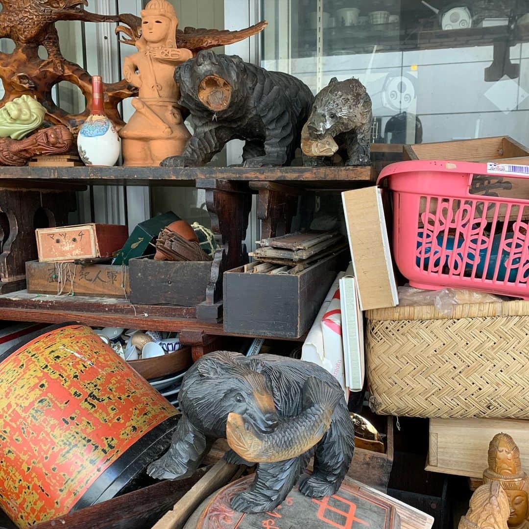 伊集院光のインスタグラム：「古道具屋の店先のシャケ熊。実物集めるとかさばるから写真で集めることに。」