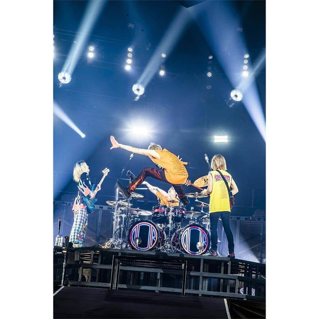 ONE OK ROCK WORLDさんのインスタグラム写真 - (ONE OK ROCK WORLDInstagram)「EYE OF THE STORM JAPAN TOUR 2019-2020 福岡,マリンメッセ福岡(2日目)  _ @10969taka 最高だったわ！福岡！ さすが俺の地元！笑笑 @cazrowaoki  You are the best!  Fukuoka! My territory as expected!  LOL @cazrowaoki  _ @toru_10969 最終日も激アツ！！さすが福岡！4日間最高の時間をありがとうね。また会いましょう！📸 @cazrowaoki  The last day was exciting as always! !  As expected Fukuoka!  Thank you for the wonderful four days.  See you! 📸 @Cazrowaoki  _ @tomo_10969 福岡4日目🔥  すべて出し切りました なんと伝えればいいのかわかりません  みんなには本当に感謝しています。 この思いはしっかり、置いて帰れたと思います。  厚みのある音が、天井まで突き抜けました。 みんなが輝いていました✨ 福岡、4日間ありがとう🌈  @cazrowaoki 📸  #熟成ラーメン　#マダム  Fukuoka Day 4🔥  I've given all I have. I don't know how to express my feelings But really thank you everyone. I think I can go home with this thought in mind. Sonorous sound penetrated to the ceiling. Everyone was shining.✨ Fukuoka,thank you for four days.🌈 @cazrowaoki 📸 #熟成ラーメン　#マダム  _ @ryota_0809 福岡ファイナル完全燃焼できた！ ありがとう！！！ なんか昨日は1番リラックスしてプレイできたわ☺️みんなのおかげ！ またすぐ戻ってくるからそれまで待っててや〜🤘 Photo by @cazrowaoki 📸  The final show in Fukuoka was completely burned out! Thank you! ! ! I was able to play in the most relaxed way yesterday, ☺️thanks to everyone! I'll be back soon and wait till that time ~ 🤘 photo by @cazrowaoki 📸  #oneokrockofficial #10969taka #toru_10969 #tomo_10969 #ryota_0809 #fueledbyramen #eyeofthestorm #eyeofthestormjapantour20192020」1月18日 10時58分 - oneokrockworld