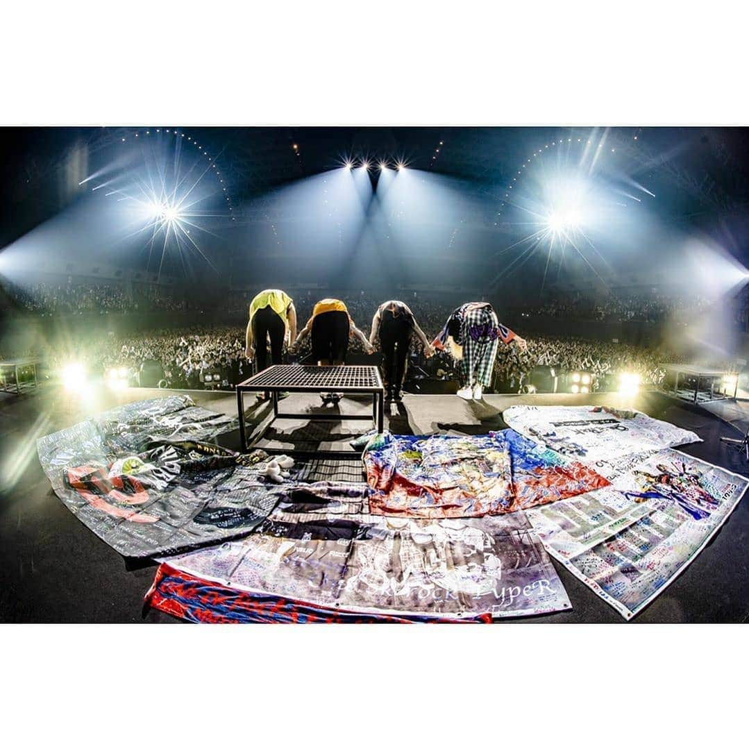 ONE OK ROCK WORLDさんのインスタグラム写真 - (ONE OK ROCK WORLDInstagram)「EYE OF THE STORM JAPAN TOUR 2019-2020 福岡,マリンメッセ福岡(2日目)  _ @10969taka 最高だったわ！福岡！ さすが俺の地元！笑笑 @cazrowaoki  You are the best!  Fukuoka! My territory as expected!  LOL @cazrowaoki  _ @toru_10969 最終日も激アツ！！さすが福岡！4日間最高の時間をありがとうね。また会いましょう！📸 @cazrowaoki  The last day was exciting as always! !  As expected Fukuoka!  Thank you for the wonderful four days.  See you! 📸 @Cazrowaoki  _ @tomo_10969 福岡4日目🔥  すべて出し切りました なんと伝えればいいのかわかりません  みんなには本当に感謝しています。 この思いはしっかり、置いて帰れたと思います。  厚みのある音が、天井まで突き抜けました。 みんなが輝いていました✨ 福岡、4日間ありがとう🌈  @cazrowaoki 📸  #熟成ラーメン　#マダム  Fukuoka Day 4🔥  I've given all I have. I don't know how to express my feelings But really thank you everyone. I think I can go home with this thought in mind. Sonorous sound penetrated to the ceiling. Everyone was shining.✨ Fukuoka,thank you for four days.🌈 @cazrowaoki 📸 #熟成ラーメン　#マダム  _ @ryota_0809 福岡ファイナル完全燃焼できた！ ありがとう！！！ なんか昨日は1番リラックスしてプレイできたわ☺️みんなのおかげ！ またすぐ戻ってくるからそれまで待っててや〜🤘 Photo by @cazrowaoki 📸  The final show in Fukuoka was completely burned out! Thank you! ! ! I was able to play in the most relaxed way yesterday, ☺️thanks to everyone! I'll be back soon and wait till that time ~ 🤘 photo by @cazrowaoki 📸  #oneokrockofficial #10969taka #toru_10969 #tomo_10969 #ryota_0809 #fueledbyramen #eyeofthestorm #eyeofthestormjapantour20192020」1月18日 10時58分 - oneokrockworld