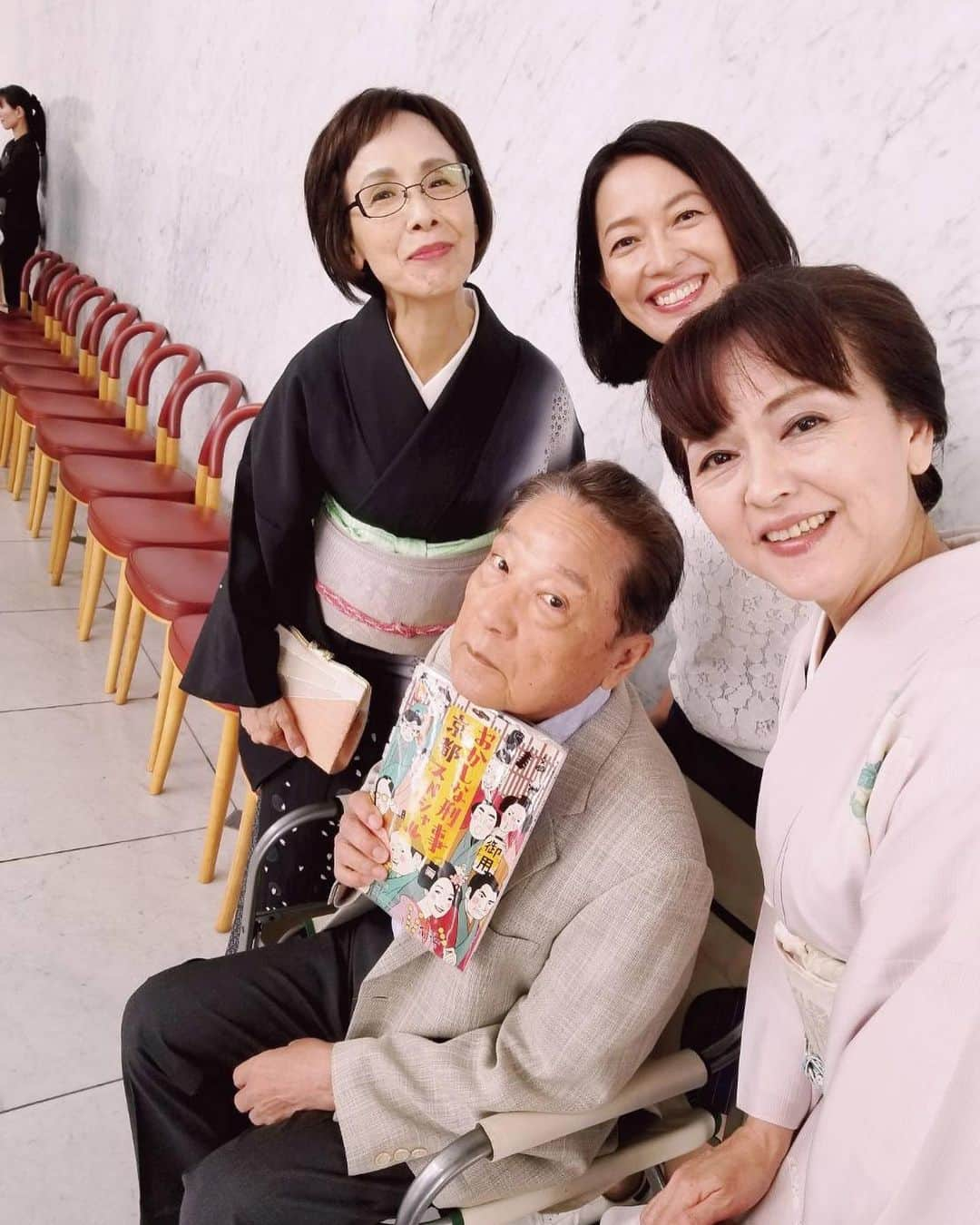 羽田美智子さんのインスタグラム写真 - (羽田美智子Instagram)「明日夜9時～テレビ朝日で『おかしな刑事 京都スペシャル』放送になります！  伊東さんと親交の深い松金よね子さんとあめくみちこさんをゲストにお招きしています。 写真撮りましょう！といろんな角度から📷を向けられた時の、、伊東さんの表情に注目です。  可愛いでしょ？  うちのお父さん💕  伊東さんLOVEが止まりませんす♥️ 明日夜、よろしくお願いいたします😉 #おかしな刑事 #京都 #伊東四郎 さん #松金よね子 さん #あめくみちこ さん」1月18日 11時07分 - michikohada