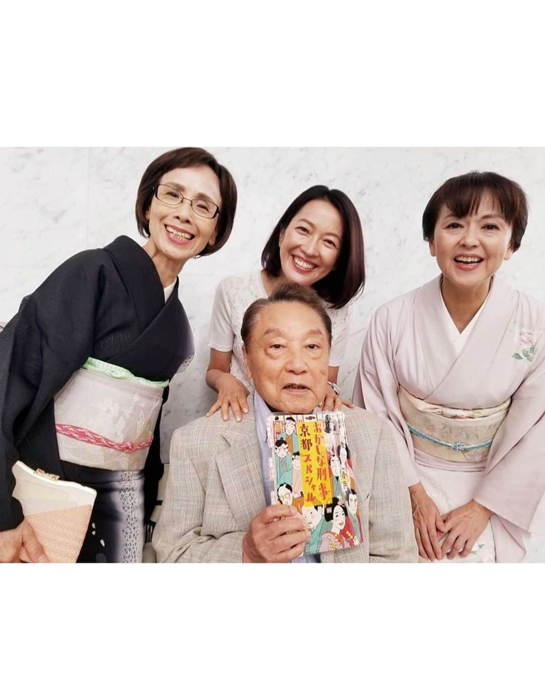 羽田美智子さんのインスタグラム写真 - (羽田美智子Instagram)「明日夜9時～テレビ朝日で『おかしな刑事 京都スペシャル』放送になります！  伊東さんと親交の深い松金よね子さんとあめくみちこさんをゲストにお招きしています。 写真撮りましょう！といろんな角度から📷を向けられた時の、、伊東さんの表情に注目です。  可愛いでしょ？  うちのお父さん💕  伊東さんLOVEが止まりませんす♥️ 明日夜、よろしくお願いいたします😉 #おかしな刑事 #京都 #伊東四郎 さん #松金よね子 さん #あめくみちこ さん」1月18日 11時07分 - michikohada