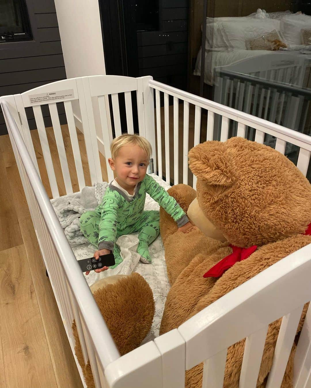 オリビア・カルポさんのインスタグラム写真 - (オリビア・カルポInstagram)「This is how cool I looked today before I spent the entire other half of the day setting up a crib... but at least he likes it!!!」1月18日 11時09分 - oliviaculpo