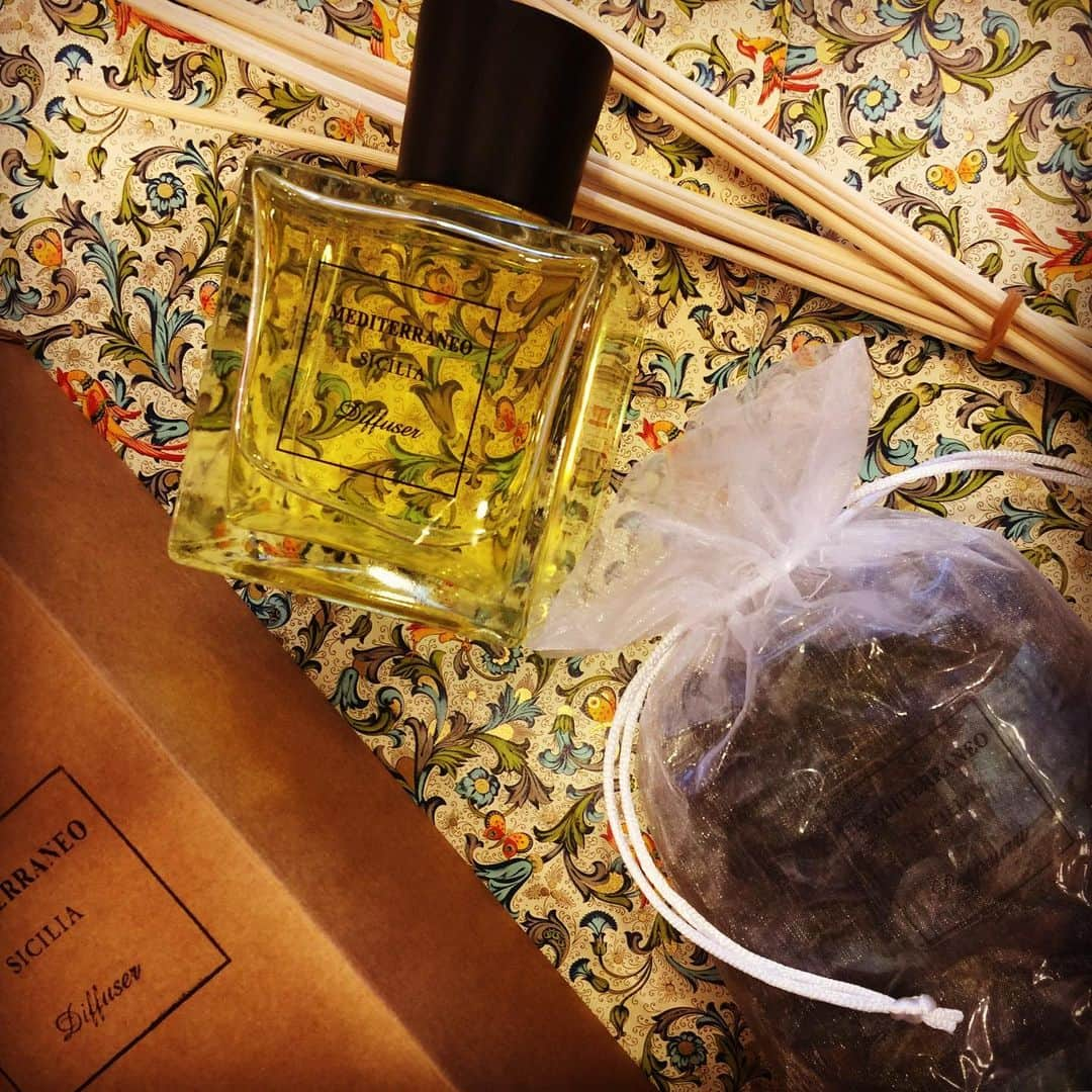 EFFIEさんのインスタグラム写真 - (EFFIEInstagram)「. . 数量限定商品のご紹介👀❤️. . . イタリア🇮🇹. カルバリン社の. メディテラーネオ シリーズ. . 地中海(メディテラーネオ)をイメージした. 4種類の香りのシリーズです⛵️🌞. (トスカーナ/シチリア/カンパニア/ヴェネト). . 今回は、人気の香り. シチリアの限定商品をおすすめします🙋🏼‍♂️💕. . . ●サシェ入り フラワーポプリ ¥1,400(+税). ●フレグランスディフューザー(L) ¥4,800(+税). ※通常の物と違い、四角のビン！！！ . . 男女問わず、プレゼントにも大変喜ばれます🎁. . ぜひぜひお試しください！. . . . #カルバリン#フラワーポプリ#ポプリ#期間限定#限定商品#プレゼント#ギフト#アロマ#香り#香りのある暮らし#ルームフレグランス#おすすめギフト#EF#efinternational#輸入雑貨#イタリア#イタリア雑貨#爽やか#ミント#ブルー#シチリア @carbaline」1月18日 11時11分 - e.f.international