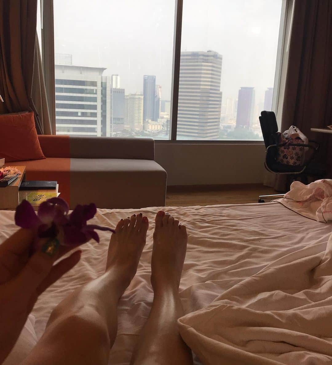 DJ MIYAさんのインスタグラム写真 - (DJ MIYAInstagram)「hi❤️there⭐︎Bangkokの、Pathumnwan Princess Hotelのpoolsideからこんにちは〜❤現在35℃ありまーす！暑すぎ〜！！ . まずは全身versionから❤️💗 .  眩しくて、目が開いてないけど笑笑❤️💗 . 水の中は入らないので、日焼け止めがっつり塗りました💗❤️ . .  2日目 朝食  floor G の City Bistroで朝食ブッフェ🥞  朝食後そのままMBKのスーパー Tops Marketぶらぶらしてココナッツチップス買った🥥🥥 . . 夜のmyuaythaiのmartial trainingまで時間あるなーぁ。❤️ . . .  #水着 #南国リゾート #バンコク　#タイ #ビキニ #タイ女子旅　#タビジョ　#Bangkoktrip #トラベラー　#バンコク旅 #タイ旅行　#東南アジア旅　#旅インスタグラマー　#ひとり旅女子 #旅ブロガー　#タイ旅行記　#インスタグラマー　#バンコクホテル #旅インフルエンサー #バンコクグルメ　#バンコク旅行　#今日のコーデ　#今日のファッション #バンコク街 #旅好き女子」1月18日 16時45分 - dj_miya