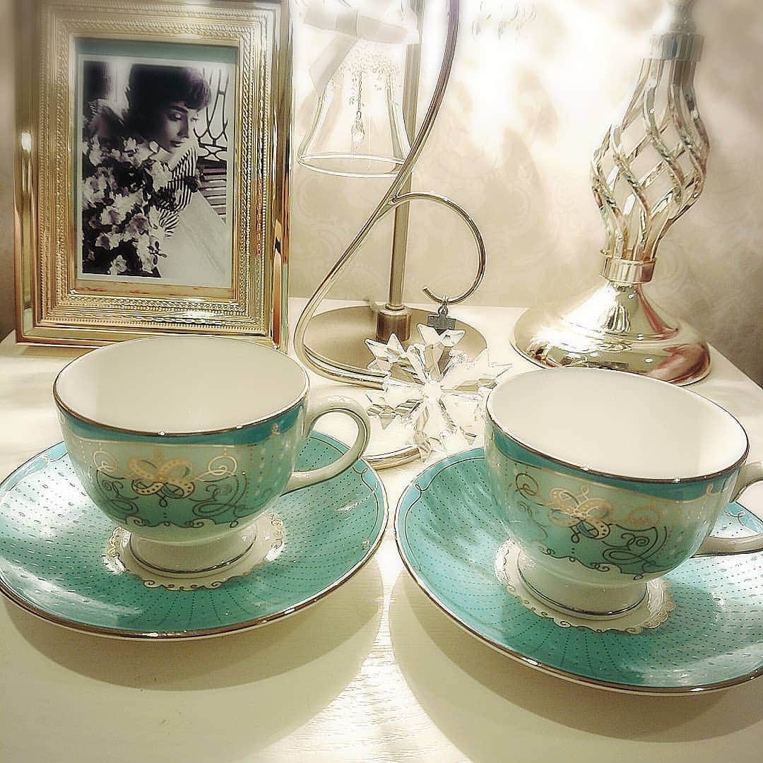 CHIKAさんのインスタグラム写真 - (CHIKAInstagram)「teacupは大好きな @wedgwood ♡ @laura_tokyo でおもてなしするお紅茶はマリアージュフレールのマルコ・ポーロルージュ👑💓ノンカフェインです♡ . LAURA beauty salon 東京都中央区佃1-2-4 TEL 03-3520-8090 平日11時～17時 土日祝14時～20時 . #LAURAbeautysalon #ローラビューティサロン #美肌 #小顔 #エイジングケア #アンチエイジング #シーライン #Sheline #たるみ #しわ #リフトアップ #ハリ #ハイフ #HIFU #ダブロ #艶肌 #若返り #シワ #コラーゲン生成 #ハーブリプロ #ハーブピーリング #トラブルゼロ #美肌 #美白 #ガルバニックスパ #ドライヘッドスパ #毛穴ケア #水素水ピーリング」1月18日 16時38分 - chika72714