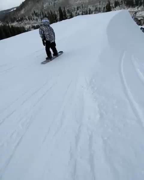 のインスタグラム：「Custom Xで午後のパイプをメローに滑るジェイク・キャンター。Movie: @hunterhess10 #Winter2020Burton #RidingIsTheReason」
