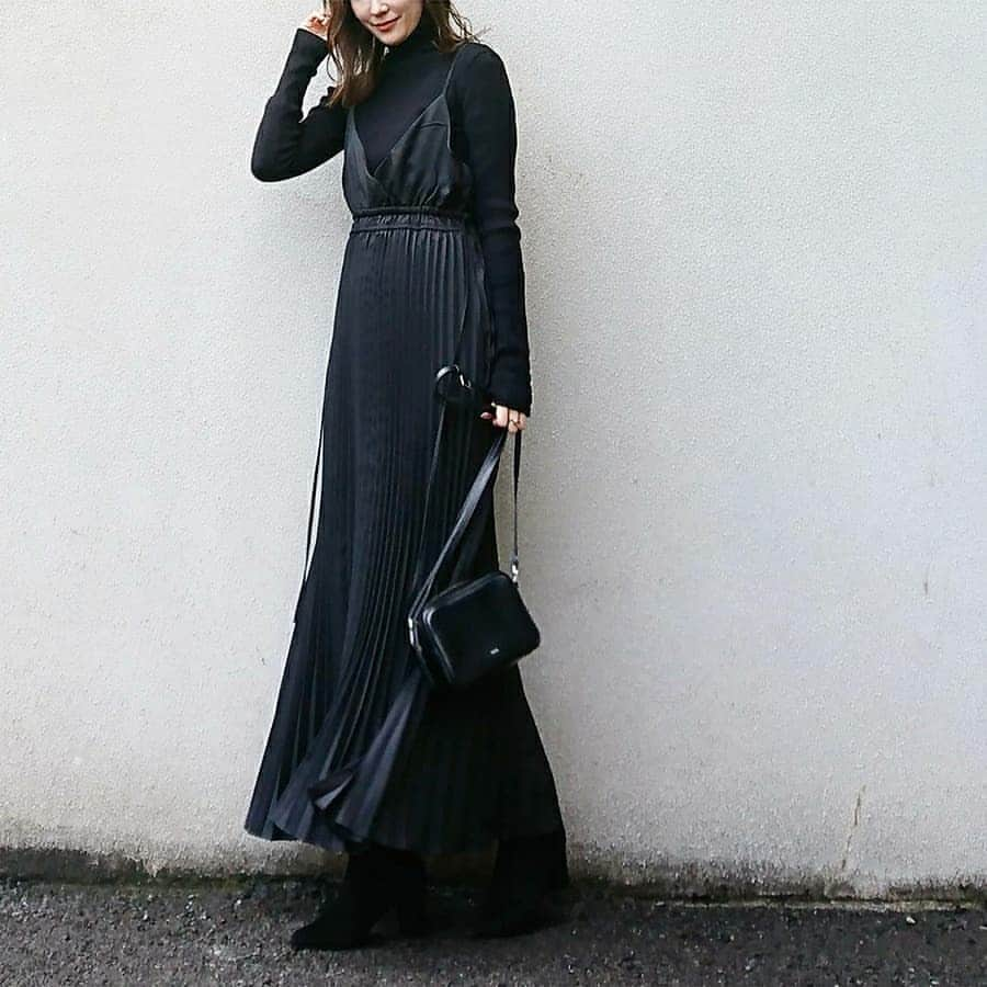 puu326さんのインスタグラム写真 - (puu326Instagram)「. . #ootd  black🖤 . onepiece…@fifth_store  #サイドリボンキャミソールプリーツマキシワンピース ←60%off!! . . #fifth#fifthtl#フィフス #カジュアル#ワンピース#プリーツ#高身長コーデ #ママコーデ#ワンピースコーデ #大人可愛い #大人コーデ #大人カジュアル #ブラックコーデ #:ワントーン#locari」1月18日 16時41分 - puu326