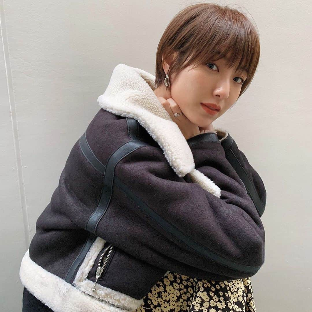 izu（出岡美咲）さんのインスタグラム写真 - (izu（出岡美咲）Instagram)「NEW🐇﻿ ﻿ 数年ぶりのサチコカットは安定に抜群に真っ直ぐに﻿ '可愛い"をつくってくれました。﻿ カラーは、明るめ柔らかめに。﻿ 最近、明るめが気分です。﻿ ﻿ さっちゃん、ありがとう♡﻿ @sachiko01271225 ﻿ ﻿ ﻿ ﻿ #ショートヘア  #ショート女子 #ショート #ショートヘアアレンジ  #ショートカット女子 #ショートカット #newhair #new #shorthair #short #ショートスタイル」1月18日 11時28分 - izu_stagram