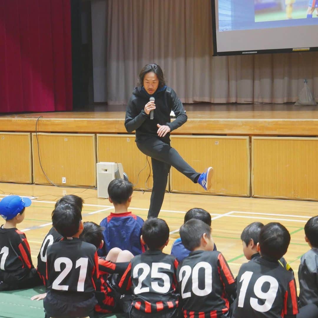 石川直宏さんのインスタグラム写真 - (石川直宏Instagram)「先週は武蔵野市オリパラ教育事業で、武蔵野市でサッカーを取り組む子どもたちに向けて講演とサッカー教室を行いました⚽️🏃‍♀️🏃‍♂️💨 技術的な質問もくれて上手くなりたい気持ちが表れていました✨  講演後はグラウンドに出て一緒にプレー。講演でも話をしたけど、ミスを恐れずチャレンジする事をすぐに表現してくれました！ あと1歩勇気を持って仕掛けられていれば相手の出方が変わる事(写真5枚目)。その後同じようなシチュエーションで、その1歩を次の仕掛けで踏み込み、その対応をした俺は足を出した。仕掛けた子どもは切り返して逆足でゴール！完全にやられた・・・。 話を聞いたこと。聞いてチャレンジしたこと。チャレンジから成功に繋がったこと。  このサイクル・経験が、子どもたちの更なる意欲や今後の取り組む姿勢に繋がって欲しい。  小雨の降る寒い天候でしたが、参加してくれた子どもたちや保護者の皆さん、準備等サポートいただいた関係者の皆さん、ありがとうございました🤝 . #オリパラ教育事業 #東京2020 #武蔵野市 #Musashinoshi #講演 #サッカー教室 #チャレンジ #石川直宏」1月18日 11時39分 - sgss.18