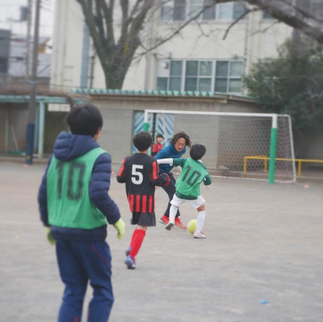 石川直宏さんのインスタグラム写真 - (石川直宏Instagram)「先週は武蔵野市オリパラ教育事業で、武蔵野市でサッカーを取り組む子どもたちに向けて講演とサッカー教室を行いました⚽️🏃‍♀️🏃‍♂️💨 技術的な質問もくれて上手くなりたい気持ちが表れていました✨  講演後はグラウンドに出て一緒にプレー。講演でも話をしたけど、ミスを恐れずチャレンジする事をすぐに表現してくれました！ あと1歩勇気を持って仕掛けられていれば相手の出方が変わる事(写真5枚目)。その後同じようなシチュエーションで、その1歩を次の仕掛けで踏み込み、その対応をした俺は足を出した。仕掛けた子どもは切り返して逆足でゴール！完全にやられた・・・。 話を聞いたこと。聞いてチャレンジしたこと。チャレンジから成功に繋がったこと。  このサイクル・経験が、子どもたちの更なる意欲や今後の取り組む姿勢に繋がって欲しい。  小雨の降る寒い天候でしたが、参加してくれた子どもたちや保護者の皆さん、準備等サポートいただいた関係者の皆さん、ありがとうございました🤝 . #オリパラ教育事業 #東京2020 #武蔵野市 #Musashinoshi #講演 #サッカー教室 #チャレンジ #石川直宏」1月18日 11時39分 - sgss.18