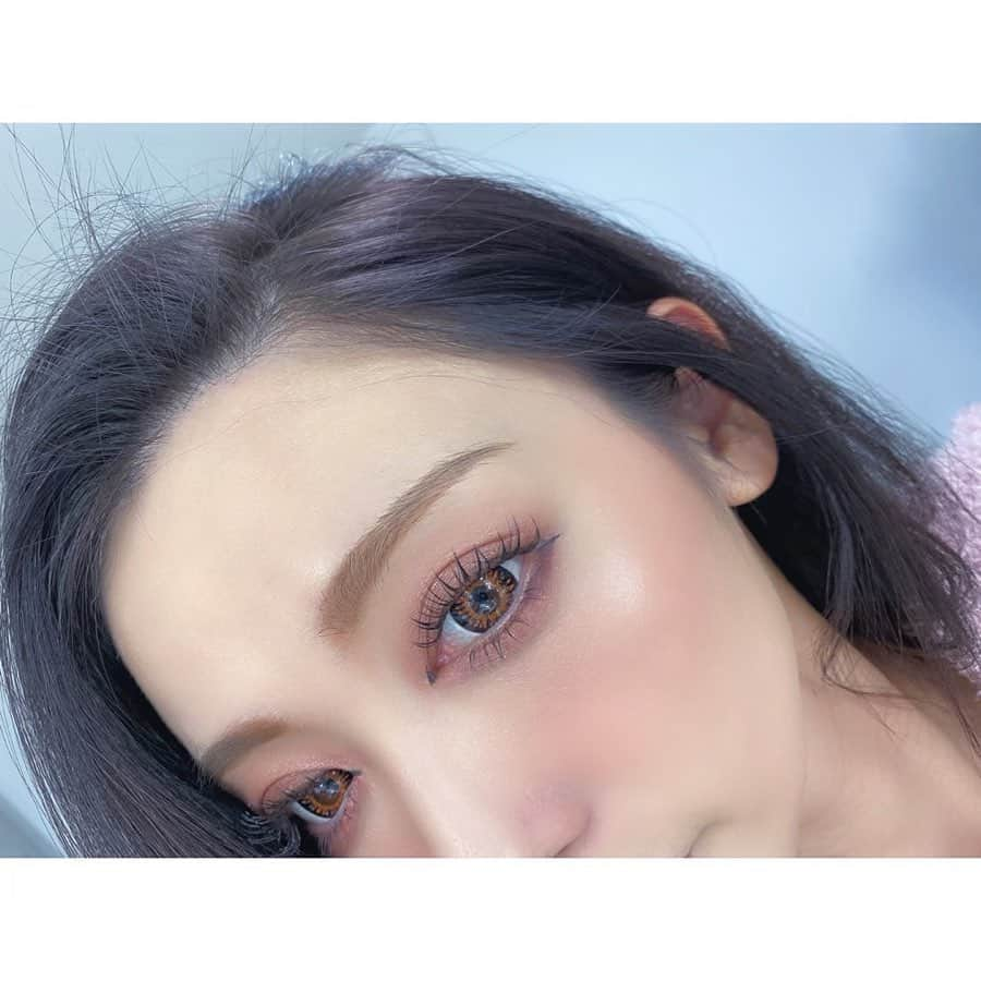 神子島みかさんのインスタグラム写真 - (神子島みかInstagram)「. #マツエク 💗 今回も仕上がり最高すぎて…🤦🏾‍♀️💕 チャームポイント:マツエク ってプロフィールに書きたいくらい！ . しかも こんな休みなくずぅーーっと つけてるのに初めてひかるさんに つけてもらったときの本数200本を ずぅーーっとキープ。寧ろ今230本。w 自まつ毛を傷めず盛る最高アイリスト様🙇🏽‍♀️✨ . . 💜💖デザイン詳細💖💜 . 上まつ毛 長さ  全体8㎜→目尻9㎜ (全体CC.Cカール) 太さ  0.15㎜ 本数  230本 . 下まつ毛 長さ  4㎜ (全体 Ｊカール) 太さ  0.10㎜ 本数  50本 . 上下ともFFラッシュの毛質 担当 @hika.y6 様 . . "カゴシマのSNS見ました！" で全てのメニューご新規様最安値💸 さらに！！初回オフ無料のお仕上げコーティング付き💁🏾‍♀️💕 . お問い合わせ&ご予約は LAPIS 新宿店 〒160-0021 東京都新宿区歌舞伎町1-26-6 灯ビル8階 ☎️03-6233-7189 . . #ootd#eyelashextensions#makeup#Japanesegirl#japan#tokyo#mam#dad#kids#fam#instagood#instamood#instalike#instalove#instafollow#followme#instapic#我爱你#アラサー#ママ#マツエクデザイン#たれ目#デカ目#マツエクサロン . . ⋆⸜ᵀᴴᴬᴺᴷ ᵞᴼᵁ⸝⋆」1月18日 11時41分 - kagomika