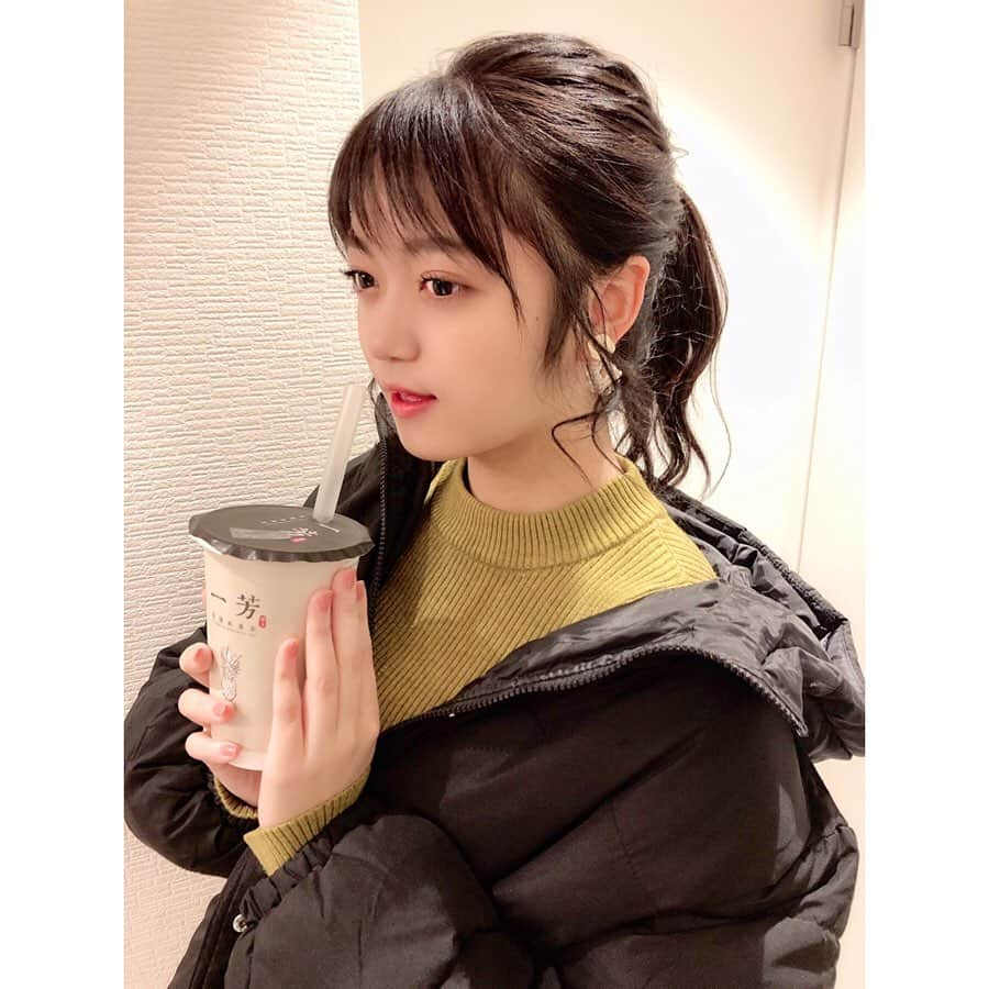 吉川茉優さんのインスタグラム写真 - (吉川茉優Instagram)「ホット派。mayu.♡ ＊ ＊ ＊ #タピオカ #タピオカ巡り #新宿タピオカ #東京タピオカ #イーファン #一芳 #沖縄黒糖ミルク #ホットタピオカ #甘過ぎない #一瞬で飲み終わった #ニットコーデ #murua #ダウンジャケット #無造作ヘア #ポニテ #idol #instagood #instalike #instafood」1月18日 11時54分 - mayu_yoshikawa_uug2ki