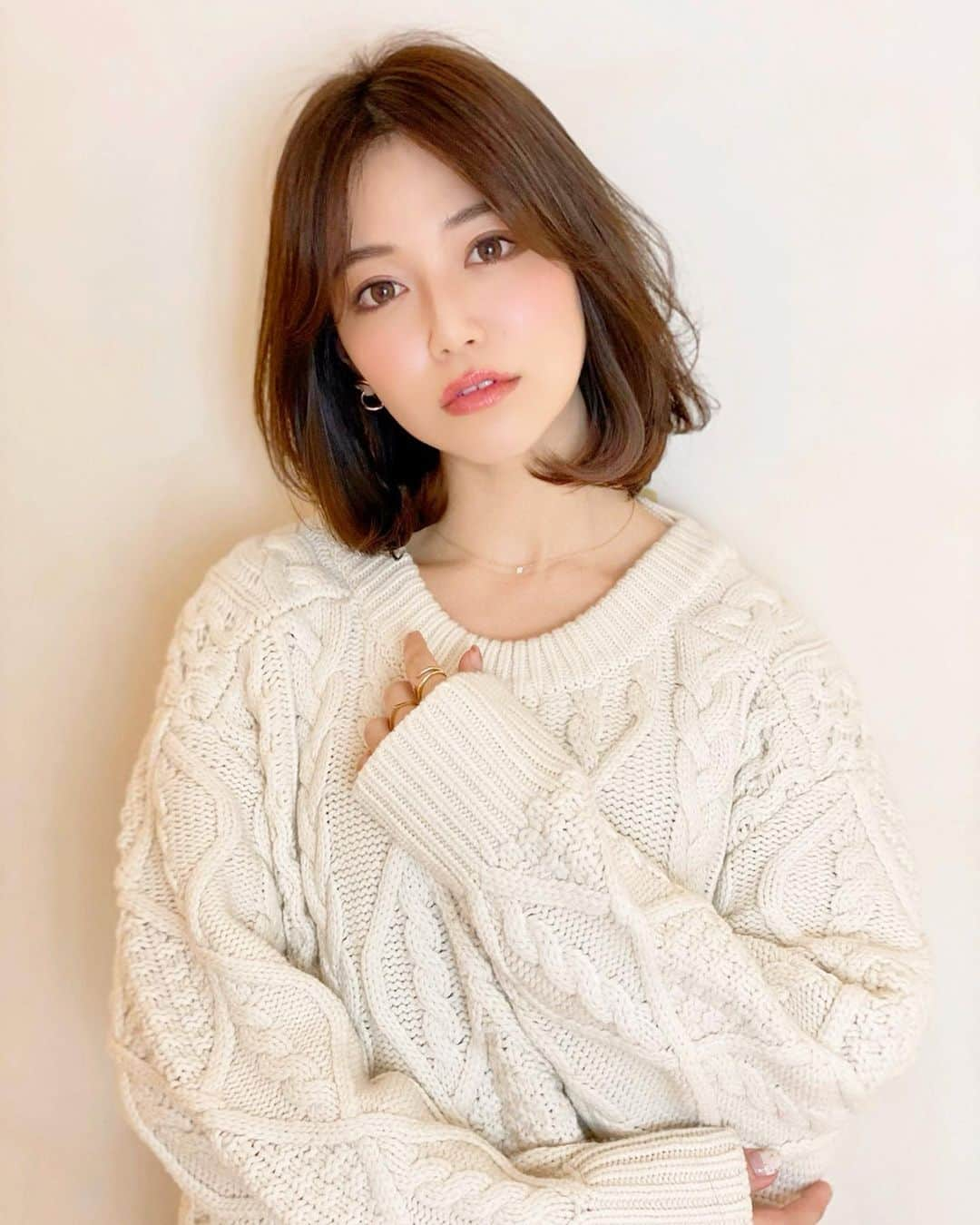 石井里奈さんのインスタグラム写真 - (石井里奈Instagram)「おはよん❤️ . 今日はヘアスタイルとメイクの投稿💇‍♀️ @zacc_miyagawa にもうすぐバレンタインということでショコラベージュというカラーにしてもらいました💕 温かみあるブラウンでとっても肌馴染みが良くて好評❣️🥰 . そして今日も私の愛用コスメ💄 日焼け止め... @albion_jp  スーパーUVカット インテンシブデイクリーム インナーハイライト... @shiseido  インナーグロウチークパウダー 01 . 日焼け止めは @miho_ishii さんに紹介していただいてそれから愛用してこれで2本目👏❤️日焼け止め臭さもなく艶感じとのびが最高！それに本当日焼けしない！昨年リゾート行っても焼けなかったのはこのことのおかげだと思います❤️ . @shiseido のチークはゆりちゃんからのクリスマスプレゼント！インナーチークでベースに自然な艶感を与えてくれてみずみずしい肌に見せてくれるの🥺💕頬の艶感でハリある透明感ある肌に見せてくれるのです（特に3.4枚目よくわかるよね） . 今日は久々にヨガレッスンをしてきます🙋‍♀️ブランクがあるのでちゃんと教えられるか不安だけど頑張ってきます🧘‍♀️💕 . 今日も素敵な一日になりますように❤️ . #ヘアスタイル #ヘア #hair #ミディアムヘア #ミディアム #ヘアカラー #バレンタイン #valentine #haircolor #shiseido #資生堂 #アルビオン #albion #日焼け止め #ハイライト #おすすめコスメ #コスメ #cosmetics #makeup #メイク #バレンタイン #チョコレート #ショコラ #ショコラブラウン #chocolate #japanesecosmetics #japanesegirl #japan_of_insta #白ニット #frayid #里奈ちゃんヘア」1月18日 11時54分 - ri7tin1025