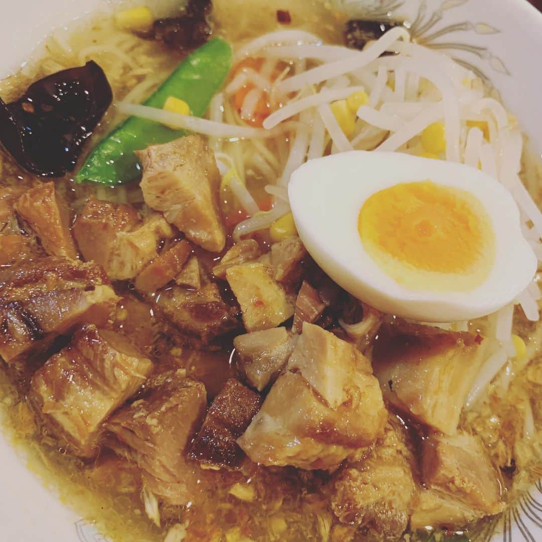 須黒清華のインスタグラム：「木曜OA後、みんなで夜中のラーメン🍜 たまに無性に食べたくなる、お気に入りの味です😋 . 朝から取材して、会議して、編集して本番を迎える。 長い一日のご褒美✨ みんなで美味しいもの食べて飲んで笑うのが、やっぱり最高に幸せな時間ですね😋 #ラーメン #深夜のラーメン #wbs #ワールドビジネスサテライト #缶ビール #缶チューハイ #塩ラーメン #醤油ラーメン #味噌ラーメン #あなたはどれ派❓」