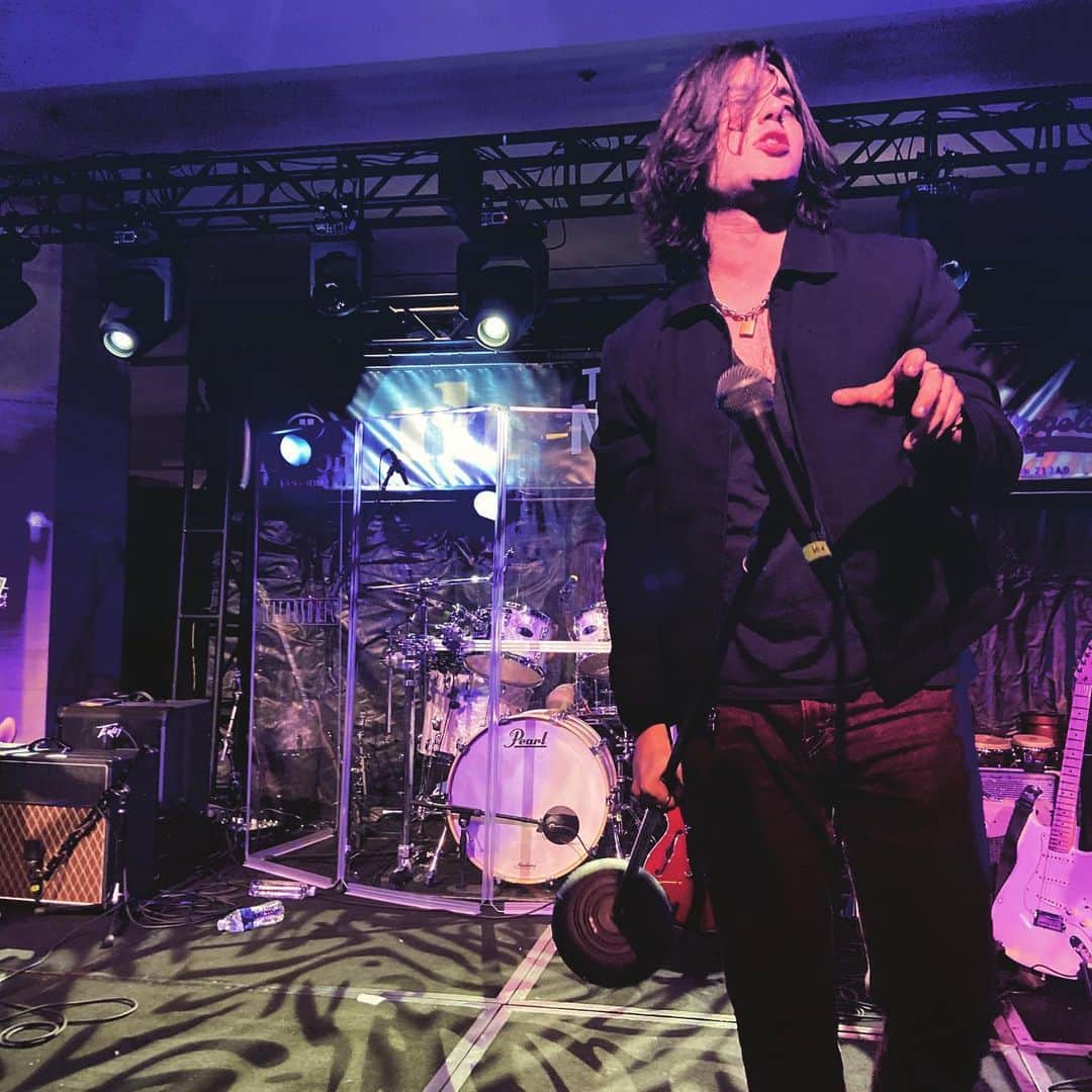 サミュエル・ラーセンのインスタグラム：「Thank you to everyone who saw us play last night on the @dangelicony stage @thenammshow  you made our nights 🌌🌌 go follow us if you haven’t yet @nextcityband 📷 @imvanessadubasso」