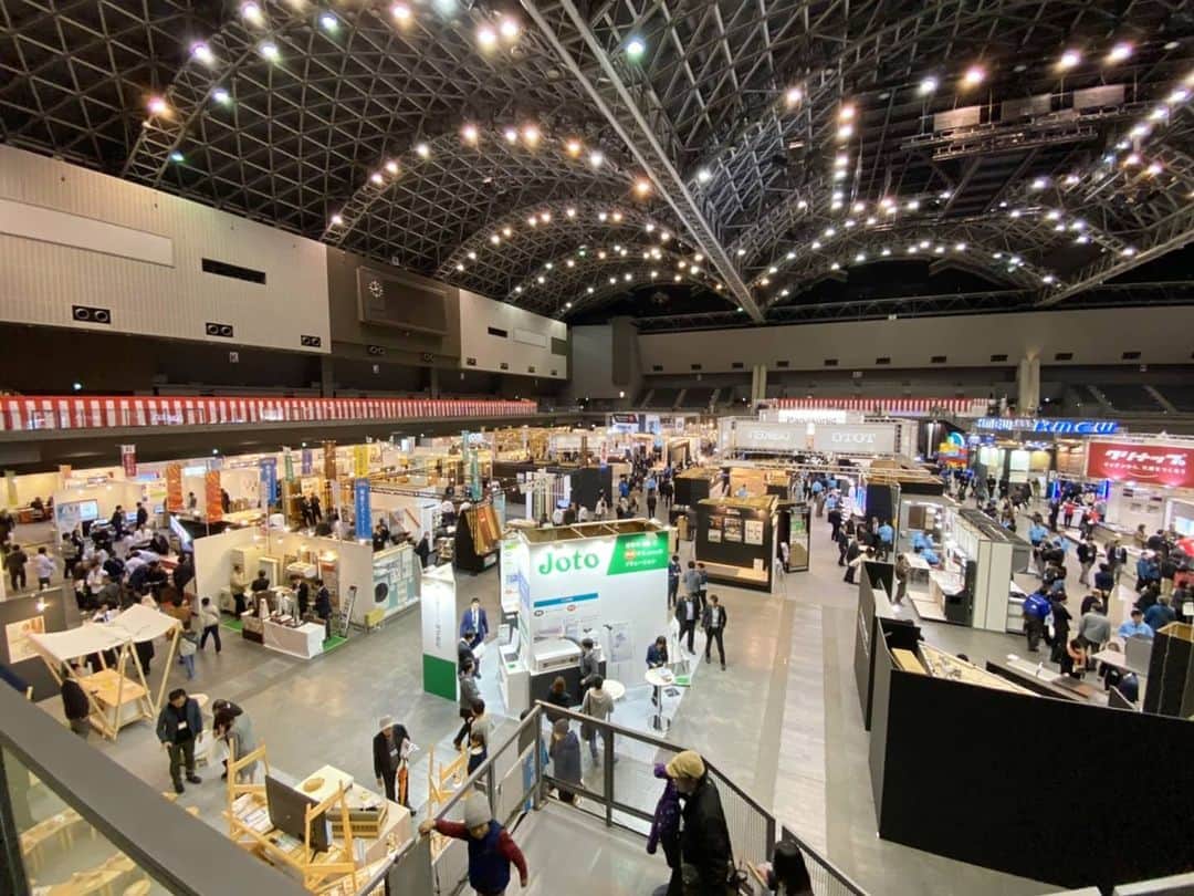 有限会社 稲葉製材住宅のインスタグラム：「ども🤥 今日は毎年恒例の新春アイラブホームフェア🎪 住宅設備メーカーが一度に集結し 見応え十分🙈 大型バス1台を貸切ってマリンメッセまで来ております🏊 明日まで開催中とのことでーす🤸‍♂️ #住宅設備展示会 #年に一度の展示会 #アイラブホームフェア #このあとはアウトレット #イベント #暮らしやすい家 #使いやすい家 #おしゃれな暮らし #かっこいい暮らし #丁寧な家づくり #家づくり #マイホーム #家 #暮らし #日々 #新築 #リフォーム #リノベーション #工務店 #熊本 #玉名 #山鹿 #稲葉製材住宅 #稲葉住宅 #イナバ」