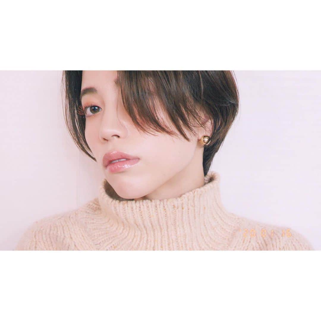 佐藤優里亜さんのインスタグラム写真 - (佐藤優里亜Instagram)「春はカラーメイクしたくなるよね🧡💛💜 ・ to/oneの春新作でレビューしながらメイクした動画をYouTubeにアップしたので是非見てね！ ・ このオレンジマスカラがお気に入りで目尻だけとか、全体とか、毛先だけとか、色々試してみてるの🧡🧡🧡 ・ @toonecosmetics  #toone #春コスメ #オレンジメイク #ハンサムショート #ショートカット #ショート女子  女子ではない🙂」1月18日 12時28分 - yuriang_