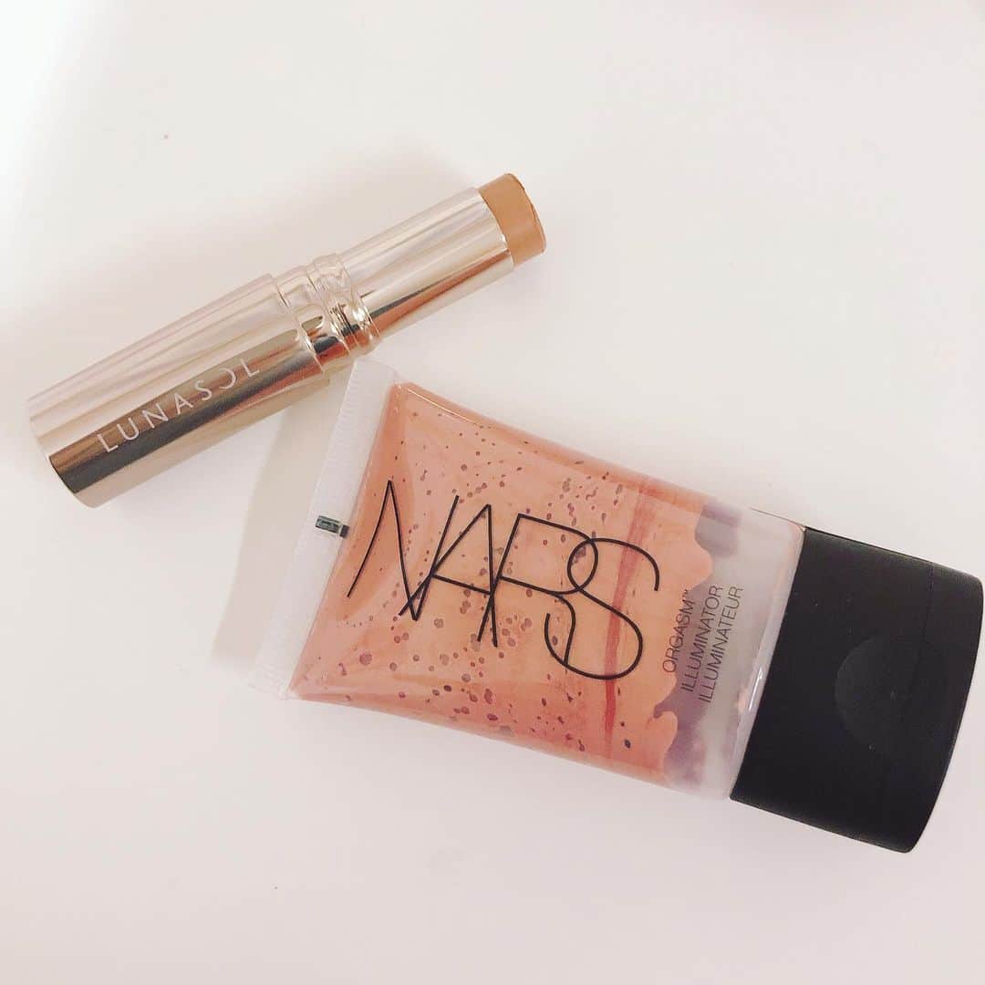 高橋花林のインスタグラム：「#lunasol コントゥアリングスティック #nars メーキャップイルミネイター2342  はるなちゃんにおすすめしてもらって購入〜！ @ishii__haruna  アサルトリリィ本番中は自分メイクだったから、 メイク中におしゃべりして、 いろんなおすすめアイテムを教えてもらえたの！ありがとう〜！」