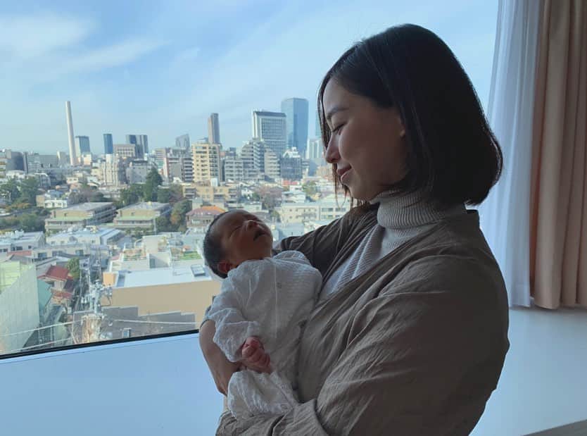 赤神幸依のインスタグラム：「昨日、無事に退院し、自宅に帰ってきました。  そして、皆さまにご報告があります。 昨年の結婚を機に、5年間所属、活動させていただいた事務所、キリンプロを退所致しました。 . 結婚、妊娠、と目まぐるしく変わる環境や身体に、喜びだけでなく、不安もあり、、 無事に出産を終えるまでは、SNSでの報告はしないように決めていました。 ご報告が遅れまして、申し訳ありません。  仕事を通して私のことを知ってくださった方々、お世話になったスタッフさん、そして事務所の社長さんとマネージャーさんには、感謝の気持ちでいっぱいです。 看護師だけでなく、モデルやタレントとして経験出来たことで、自分の心の、欠けている部分を埋められるような、心臓の中の温度がグッと上がるような、気持ちにさせて下さいました。 悩んだことも多かったけど、楽しかった思いの方がよく覚えていて、思い返すと笑顔になれます。  これからは、旦那さんと、この子のために。わたしの出来ること全部を、一生かけてしていきたいなと思います。  このアカウントは、一気に育児、家族生活アカウントになると思いますが。 わたしは変わらず、わたしの言葉で続けて行こうと思いますので、よければお付き合い下さい。  あめ 改め、赤神幸依」