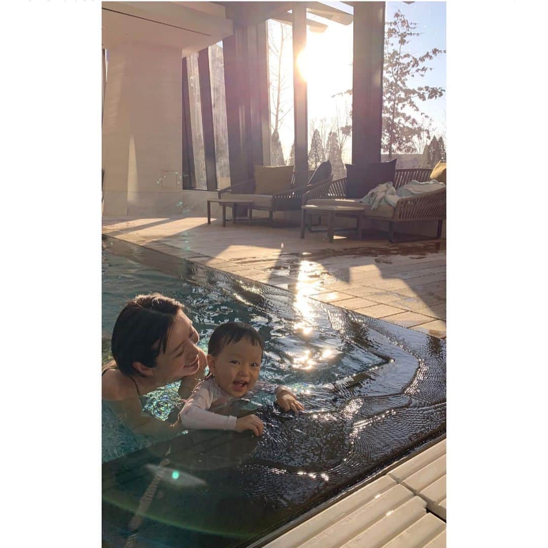 渡邊智子さんのインスタグラム写真 - (渡邊智子Instagram)「. 1番乗りでプール 気持ち良き朝🤍」1月18日 12時40分 - _tomomon