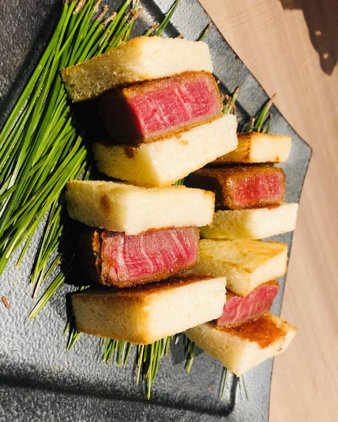 スザンヌさんのインスタグラム写真 - (スザンヌInstagram)「そして事務所の新年会のあとは﻿ だいすきとの新年会🥩（はしご）﻿ ﻿ グルメなみんなのインスタ見てて﻿ すんごく行ってみたかった西麻布にオープンした #焼肉　#うし松 ﻿ ﻿ ほんとにほんとに美味しいお肉ばかりで幸せな気持ちになりました🤤❤️﻿ 久しぶりに会えた友達との近況報告となんでもない話しのゲラゲラもまた嬉しい！！﻿ ﻿ カツサンドも牛丼も冷麺もガーリックチャーハンも〆るに〆きらないくらい﻿ 美味しくて、﻿ 次はお腹ペッコペコの時にまた行きたいすぐ行きたい🥩←﻿ ﻿ 最後の数枚みんなで持ってるのなんとも言えないパッケージのは﻿ #んちてぽ　ってのり塩味のポテチ。﻿ のりがたっぷりすぎるくらい入ってるんだって❤︎﻿ 息子へのお土産にして帰って一緒に食べよ🤤﻿ ﻿ それにしても、﻿ 夜ご飯をしっかり2回食べたのは﻿ 久しぶり😂笑」1月18日 12時42分 - suzanneeee1028