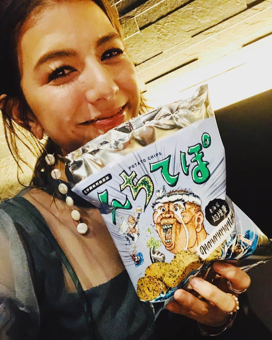 スザンヌさんのインスタグラム写真 - (スザンヌInstagram)「そして事務所の新年会のあとは﻿ だいすきとの新年会🥩（はしご）﻿ ﻿ グルメなみんなのインスタ見てて﻿ すんごく行ってみたかった西麻布にオープンした #焼肉　#うし松 ﻿ ﻿ ほんとにほんとに美味しいお肉ばかりで幸せな気持ちになりました🤤❤️﻿ 久しぶりに会えた友達との近況報告となんでもない話しのゲラゲラもまた嬉しい！！﻿ ﻿ カツサンドも牛丼も冷麺もガーリックチャーハンも〆るに〆きらないくらい﻿ 美味しくて、﻿ 次はお腹ペッコペコの時にまた行きたいすぐ行きたい🥩←﻿ ﻿ 最後の数枚みんなで持ってるのなんとも言えないパッケージのは﻿ #んちてぽ　ってのり塩味のポテチ。﻿ のりがたっぷりすぎるくらい入ってるんだって❤︎﻿ 息子へのお土産にして帰って一緒に食べよ🤤﻿ ﻿ それにしても、﻿ 夜ご飯をしっかり2回食べたのは﻿ 久しぶり😂笑」1月18日 12時42分 - suzanneeee1028