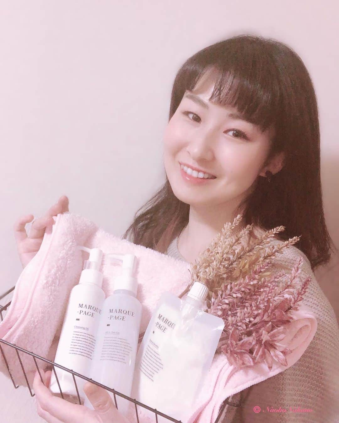 中野菜保子さんのインスタグラム写真 - (中野菜保子Instagram)「. 「素顔で勝負😄 素顔がキレイなおねーさんは好きですか」 @marquepage_official  @living_with_marquepage . 写真は🍎🍎🍎🍎🍎🍎🍎🍎🍎🍎枚 2:梱包が律儀 3:すっぴんへ(クレンジング) 4:透き通る 7:洗顔はヨーグルト液も配合 8:みて❗️❗️❗️ 10:ジブンで笑っちゃうヒト . . ご機嫌いかがですか？（≧∇≦）？ 枚数が多くてみるの大変ですよね😅 いっぱい撮っちゃうw . . 今回は素顔で💐💐💐 . お化粧のノリに 素肌の影響は大で 人前に出るぶん気を使います😌 . . あまりに素肌が喜ぶので 以前もインスタに載せた 「MARQUE-PAGE(マルクパージュ・ @) の基礎化粧品は、 荒れている時もワタシは使えます。 . . 富山の 歴史のある製薬会社さん(廣貫堂)が 作ってるんです🌈🌈🌈安心 . . クレンジングは 柑橘系の香りで 香りフェチ中野はシアワセですw 濡れた手で使える！ しっとり馴染んで潤いながら落ちる . . 洗顔は 天然洗浄成分やのに 泡だてニガテでも密度の濃い泡が完成 . 水切りヨーグルト仕立ての スムージー石鹸が気持ちいいです🥂🌟 . . オールインワンゲルは 俳優中野顔負けの、1本5役ですw 化粧水〜保湿クリームまでの 一連の流れがコレですむので 時短で助かります。 . . ベタつかないから デコルテもこれです🌹😊🌹 . 旅行の時に 荷物が少なくてすむし🏖🚂💨 . . はじめてマルクパージュが届いた時 梱包の律儀さに 嗚呼、 丁寧に作られたお化粧品なんだなって。 . パンフレットに 「スキンケアは手作業」とあって 素肌を扱う繊細さを 教えてくれました😌🚿 ＊ ＊ ＊ #マルクパージュ #marqupage #富山 #マルクパージュのある暮らし #手作業 #素顔美人 #素肌美人 #美白美人 #デコルテ美人 #素顔 #1人何役 #丁寧なひと #ごほうびタイム #ナチュラル #アーバンナチュラル  #香りフェチ #インスタ写真家 #品のあるヒト  #中野菜保子  #俳優 #actor #moviestar #model #singergirl #ヘプバーン #キレイなお姉さん  #cm出演中  #ナオ部 #笑顔が最高 #告知はたぶん月末 @marquepage_official  @living_with_marquepage  @syanhaijitensya」1月18日 12時58分 - naokonakano8319