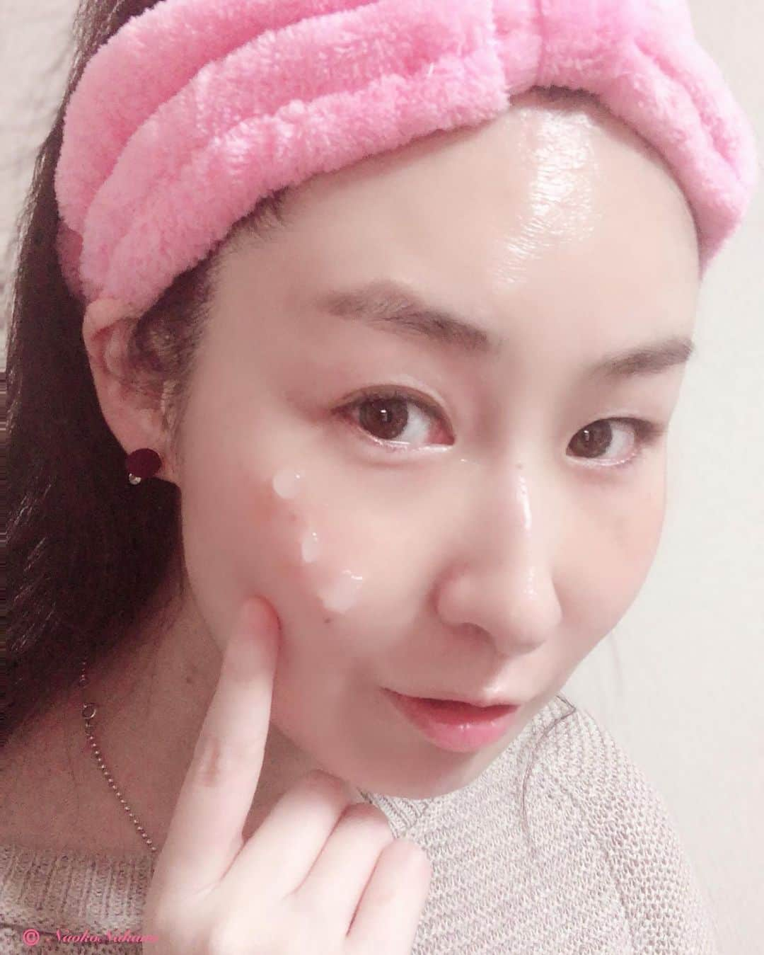 中野菜保子さんのインスタグラム写真 - (中野菜保子Instagram)「. 「素顔で勝負😄 素顔がキレイなおねーさんは好きですか」 @marquepage_official  @living_with_marquepage . 写真は🍎🍎🍎🍎🍎🍎🍎🍎🍎🍎枚 2:梱包が律儀 3:すっぴんへ(クレンジング) 4:透き通る 7:洗顔はヨーグルト液も配合 8:みて❗️❗️❗️ 10:ジブンで笑っちゃうヒト . . ご機嫌いかがですか？（≧∇≦）？ 枚数が多くてみるの大変ですよね😅 いっぱい撮っちゃうw . . 今回は素顔で💐💐💐 . お化粧のノリに 素肌の影響は大で 人前に出るぶん気を使います😌 . . あまりに素肌が喜ぶので 以前もインスタに載せた 「MARQUE-PAGE(マルクパージュ・ @) の基礎化粧品は、 荒れている時もワタシは使えます。 . . 富山の 歴史のある製薬会社さん(廣貫堂)が 作ってるんです🌈🌈🌈安心 . . クレンジングは 柑橘系の香りで 香りフェチ中野はシアワセですw 濡れた手で使える！ しっとり馴染んで潤いながら落ちる . . 洗顔は 天然洗浄成分やのに 泡だてニガテでも密度の濃い泡が完成 . 水切りヨーグルト仕立ての スムージー石鹸が気持ちいいです🥂🌟 . . オールインワンゲルは 俳優中野顔負けの、1本5役ですw 化粧水〜保湿クリームまでの 一連の流れがコレですむので 時短で助かります。 . . ベタつかないから デコルテもこれです🌹😊🌹 . 旅行の時に 荷物が少なくてすむし🏖🚂💨 . . はじめてマルクパージュが届いた時 梱包の律儀さに 嗚呼、 丁寧に作られたお化粧品なんだなって。 . パンフレットに 「スキンケアは手作業」とあって 素肌を扱う繊細さを 教えてくれました😌🚿 ＊ ＊ ＊ #マルクパージュ #marqupage #富山 #マルクパージュのある暮らし #手作業 #素顔美人 #素肌美人 #美白美人 #デコルテ美人 #素顔 #1人何役 #丁寧なひと #ごほうびタイム #ナチュラル #アーバンナチュラル  #香りフェチ #インスタ写真家 #品のあるヒト  #中野菜保子  #俳優 #actor #moviestar #model #singergirl #ヘプバーン #キレイなお姉さん  #cm出演中  #ナオ部 #笑顔が最高 #告知はたぶん月末 @marquepage_official  @living_with_marquepage  @syanhaijitensya」1月18日 12時58分 - naokonakano8319